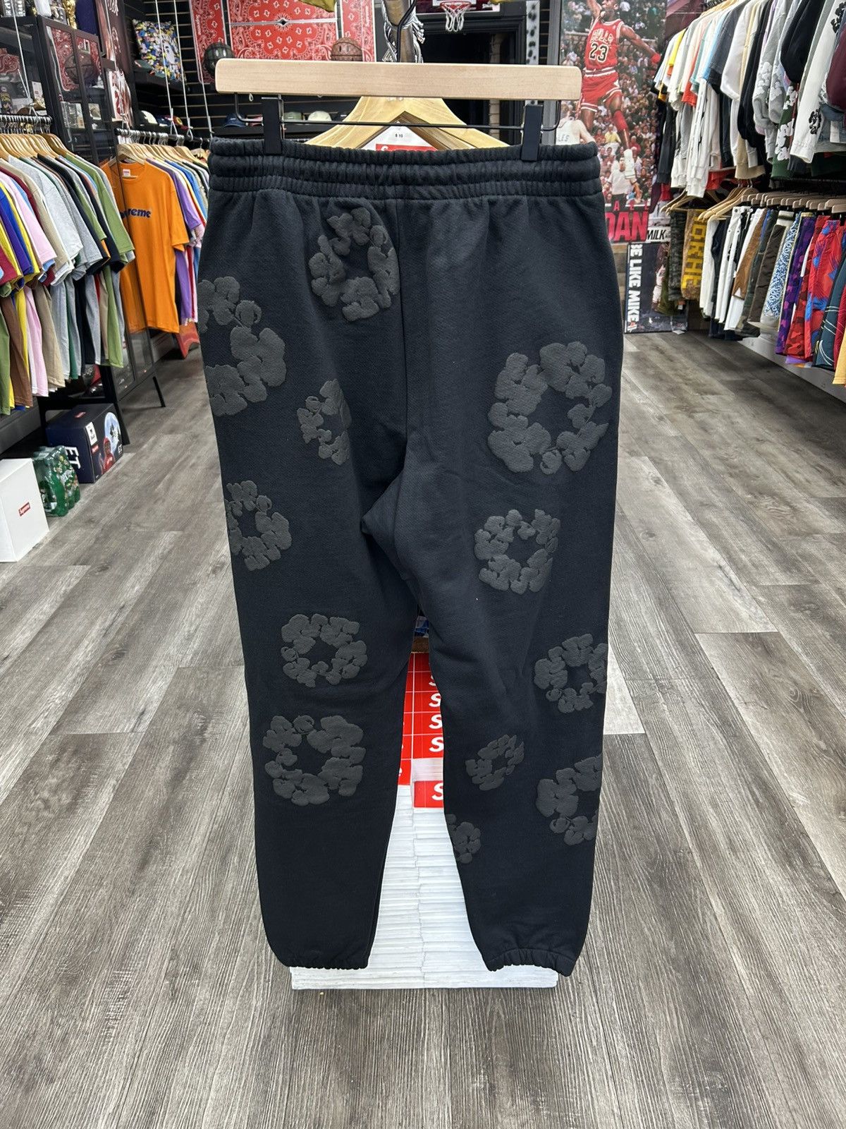 DENIM TEARS Denim Tears Mono Cotton Wreath Sweatpants Size US 32 / EU 48 - 2 Thumbnail