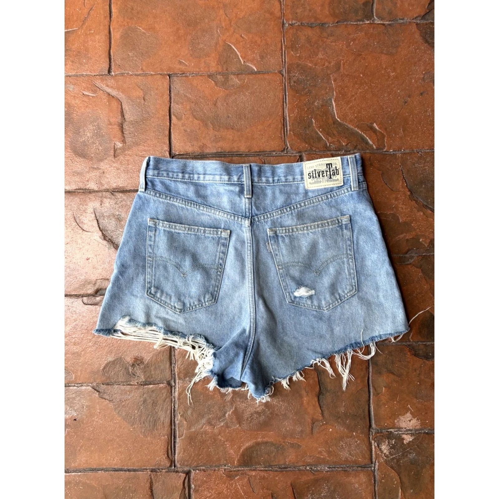 Levi's Levi's Silver Tab Mom Jean Shorts Women's 30 Light Wash Blue Distressed Size 30" / US 8 / IT 44 - 3 Thumbnail