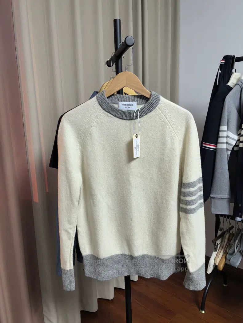 Thom Browne Thom Browne Contrast Color Sweater Beige and Grey Size US S / EU 44-46 / 1 - 1 Thumbnail