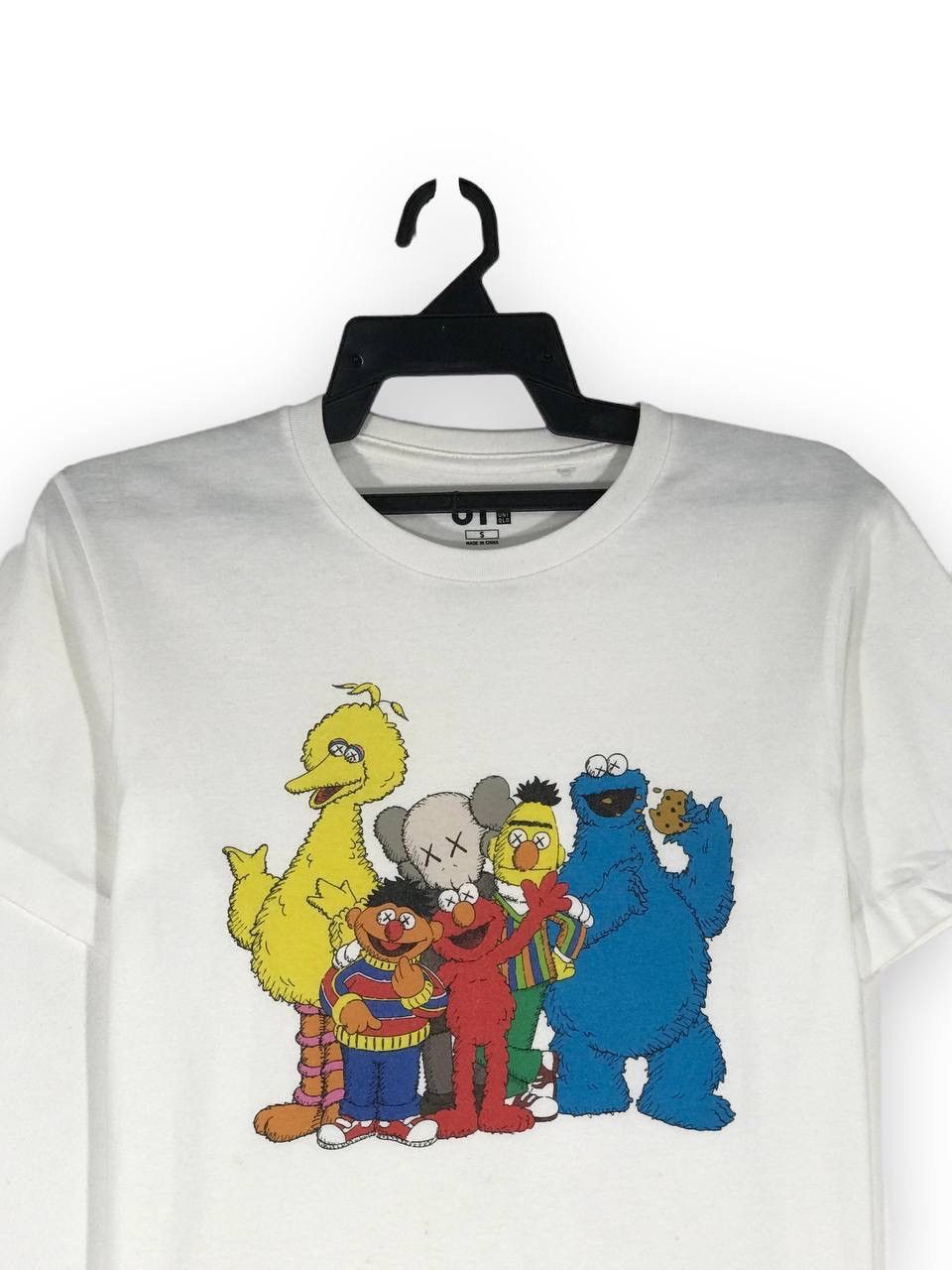 Kaws × Uniqlo sesame street cartoon Size US S / EU 44-46 / 1 - 2 Thumbnail
