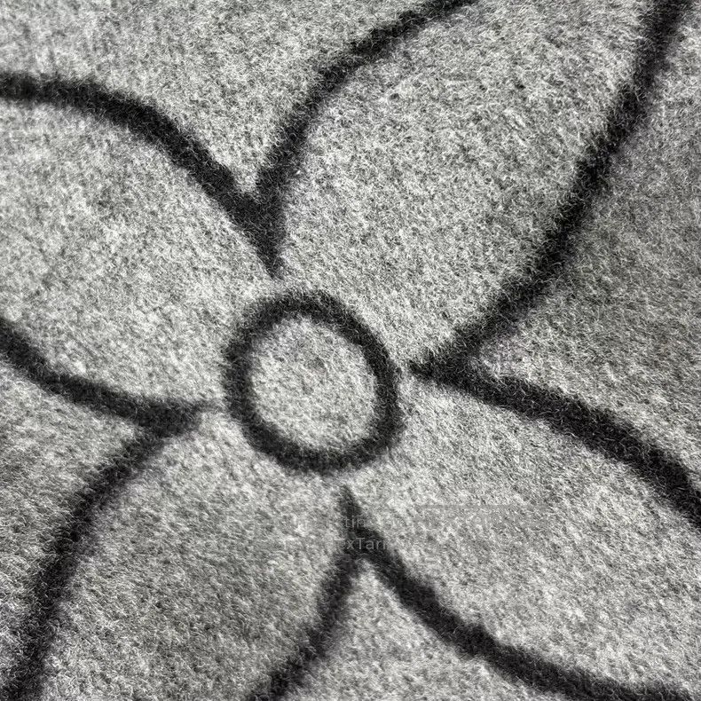 Louis Vuitton Louis Vuitton Three-flower full-print double-faced wool ho Size US S / EU 44-46 / 1 - 9 Thumbnail