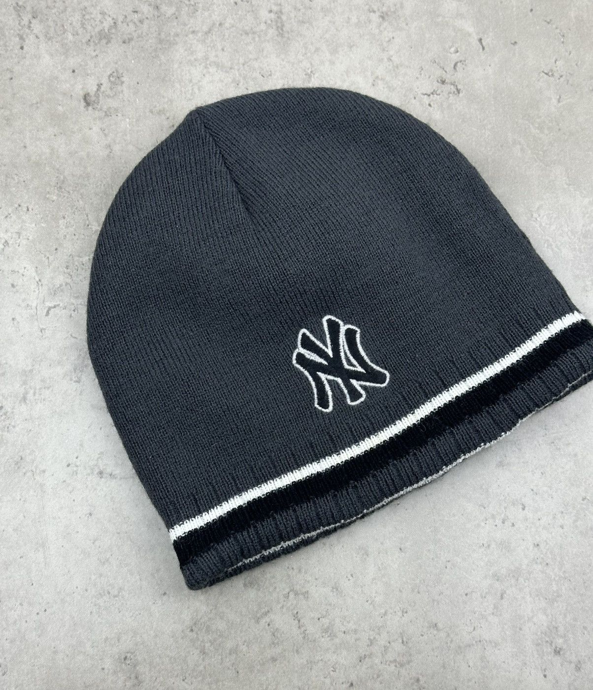 New York Yankees Vintage New York Beanie Lightweight Hat Two-sided One Size Size ONE SIZE - 2 Thumbnail