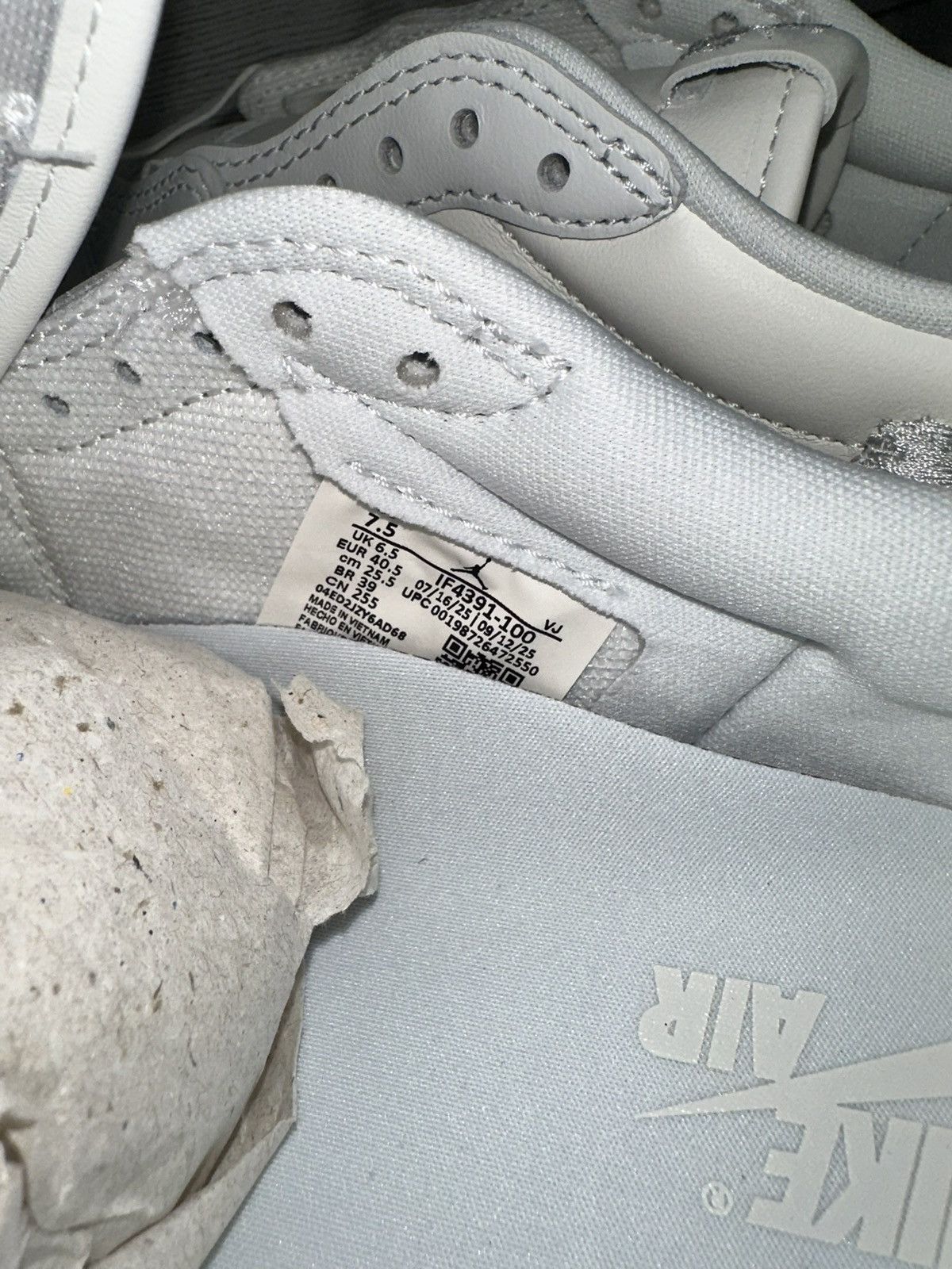 Jordan Brand Nike Air Jordan 1 Retro Low OG Rabbit Floral Swoosh size 7.5 Size US 7.5 / EU 40-41 - 4 Thumbnail