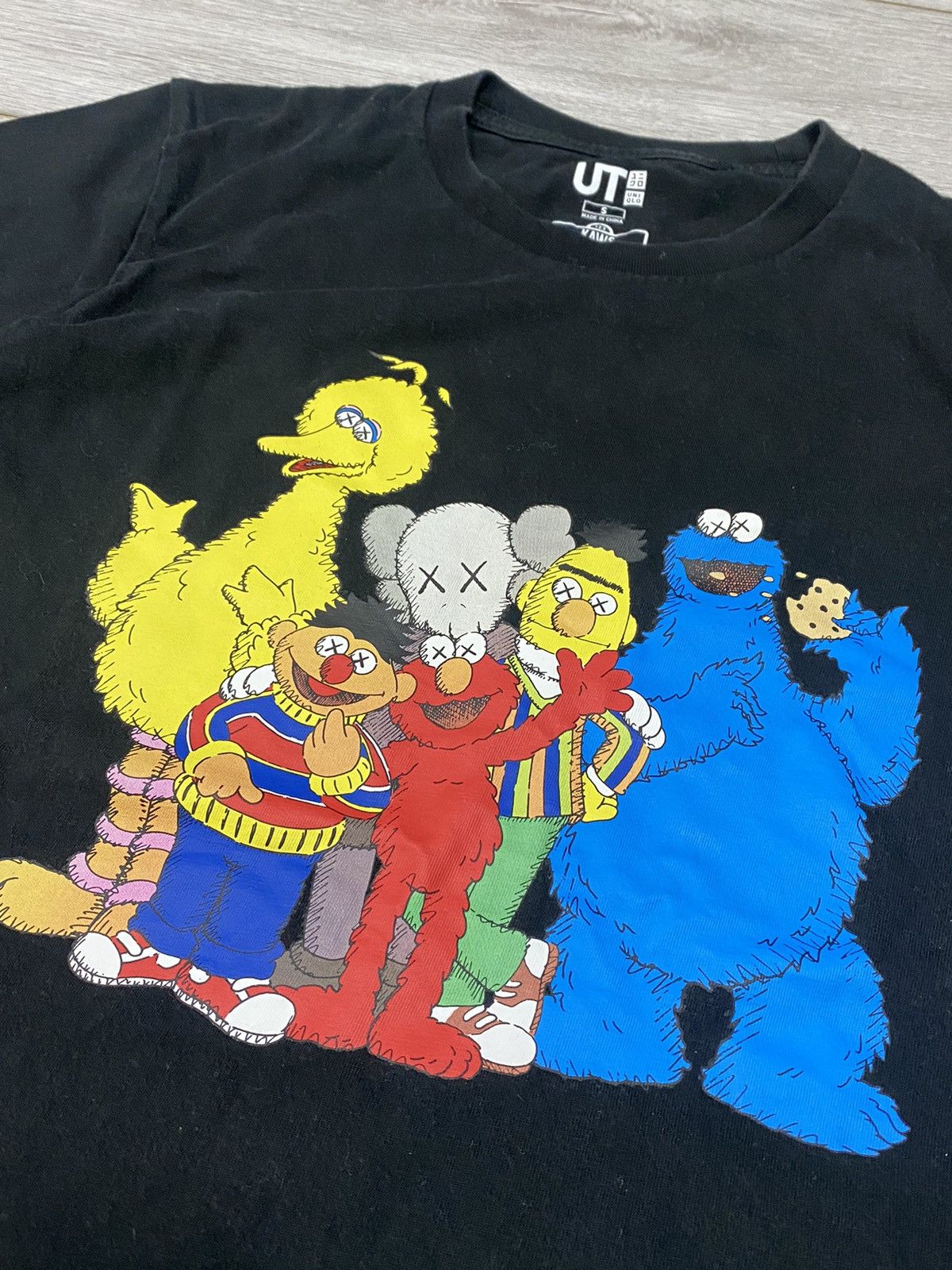 Kaws × Uniqlo KAWS Uniqlo sesame street big print x x t-shirt Size US S / EU 44-46 / 1 - 3 Thumbnail
