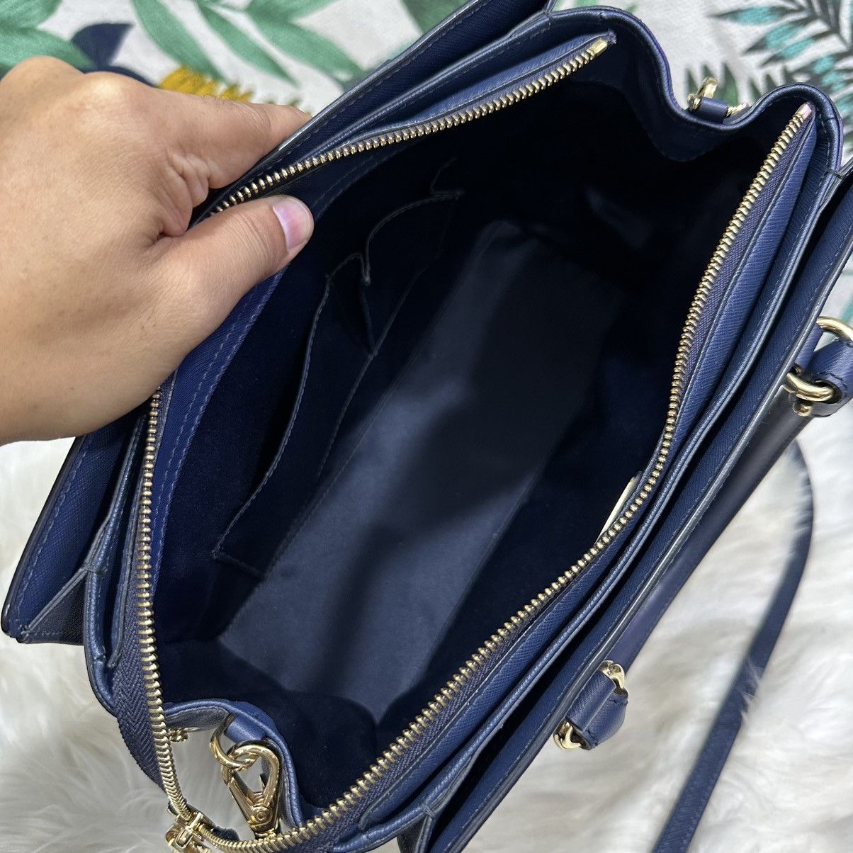 Salvatore Ferragamo Authentic SALVATORE FERRAGAMO Becky Saffiano Leather Handbag Size ONE SIZE - 11 Thumbnail
