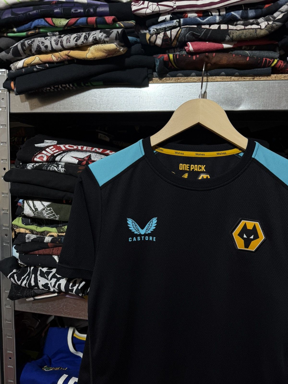 Castore WOLVERHAMPTON WANDERERS 2021 22 TRAINING JERSEY CASTORE Size US S / EU 44-46 / 1 - 3 Thumbnail