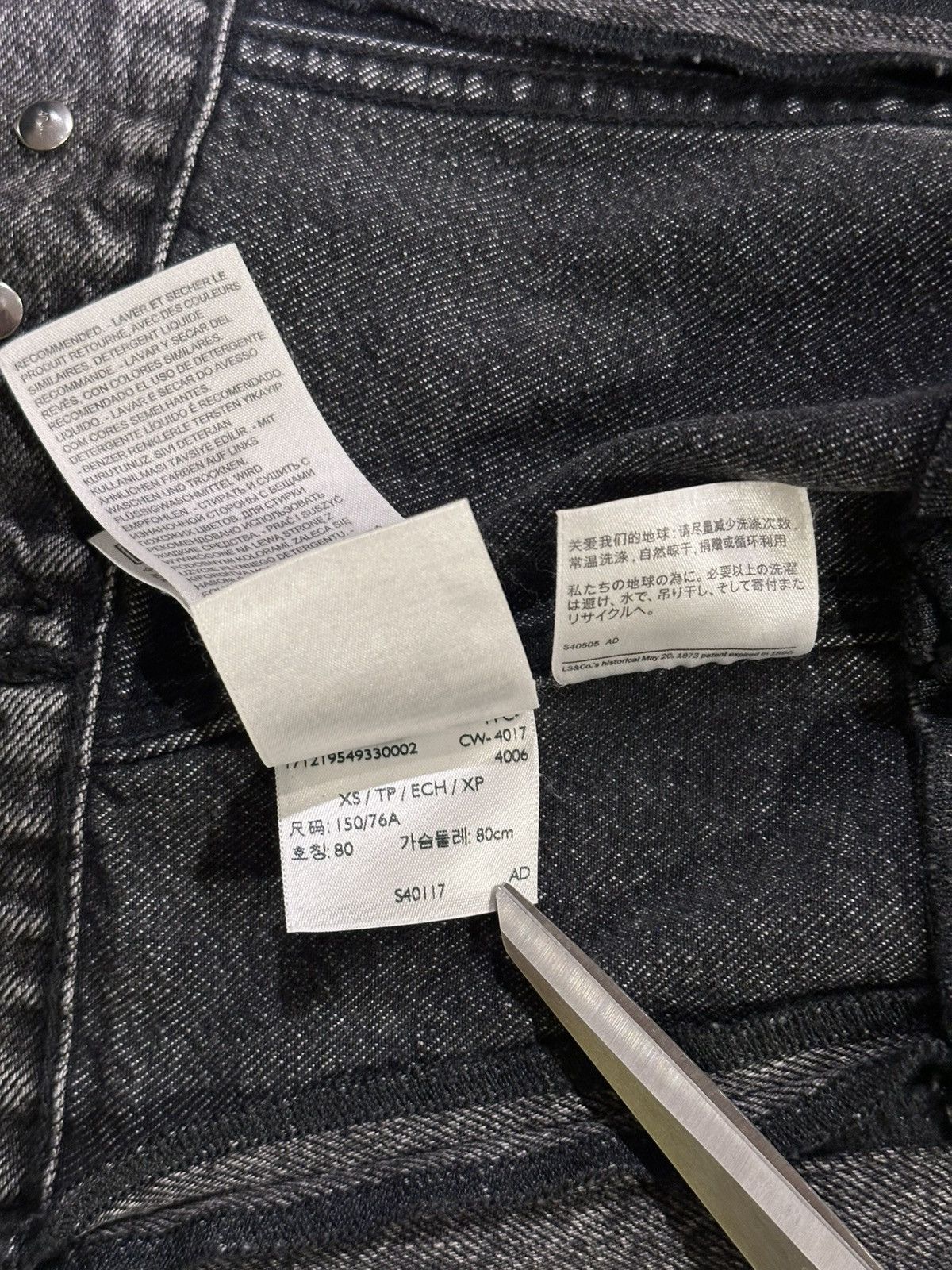 Levi's × Vetements Vetements x Levi’s SS18 Reconstructed Denim Black Jacket Size XS / US 0-2 / IT 36-38 - 19 Thumbnail