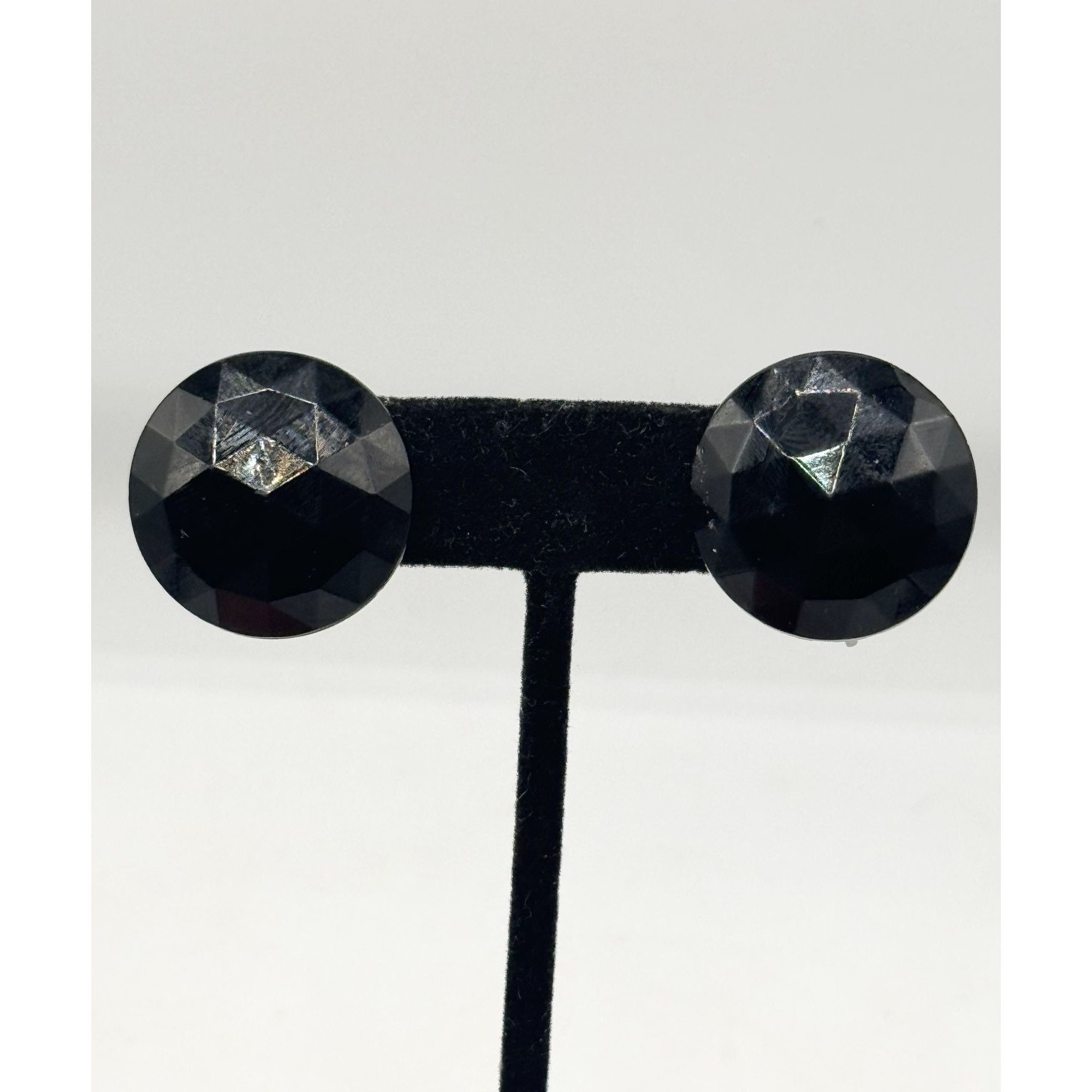 Vintage Vintage black faceted glass screw back earrings Size ONE SIZE - 1 Thumbnail