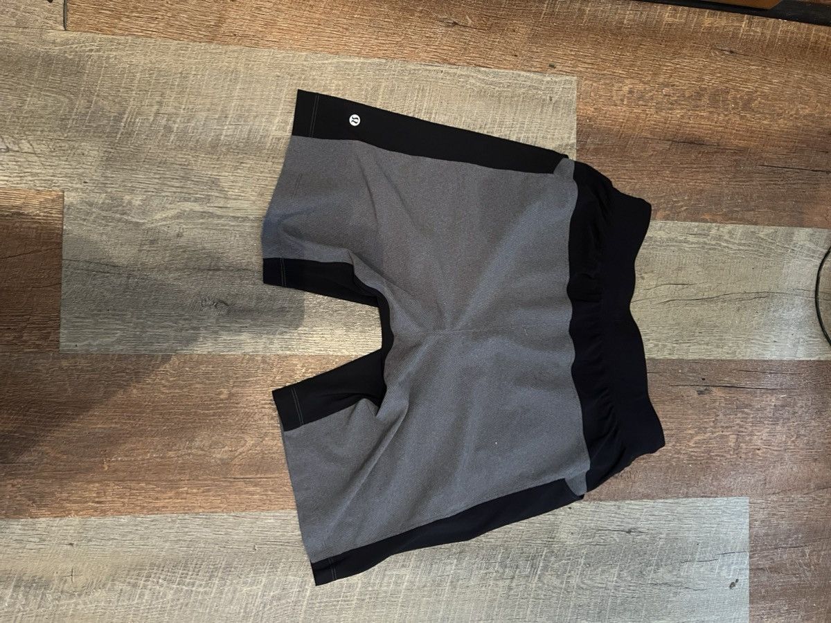 Lululemon Lululemon Men's Athletic Shorts Gray Black M Polyester Size US 30 / EU 46 - 2 Thumbnail