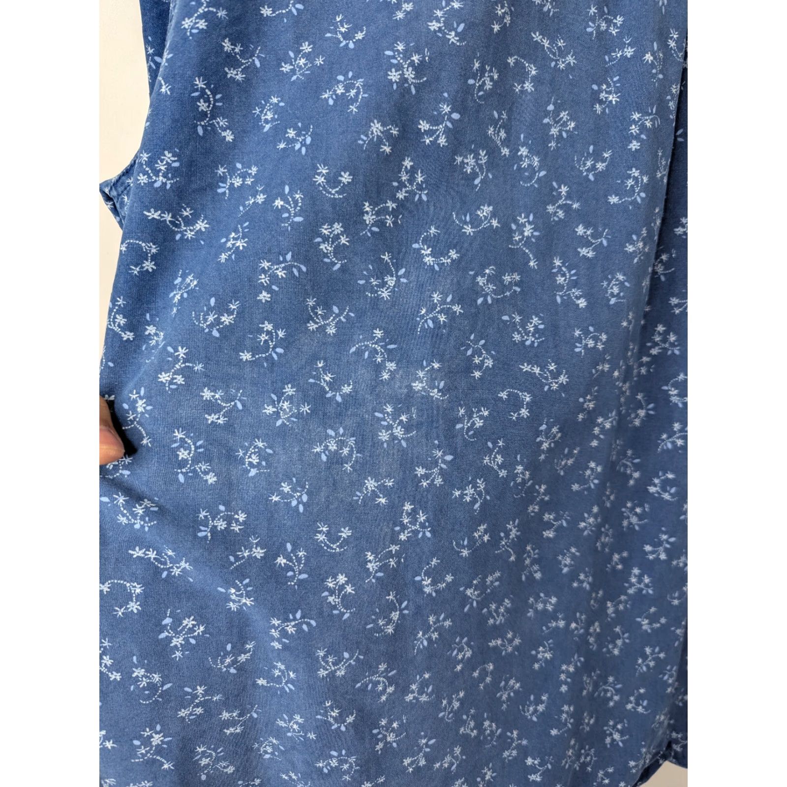 Vintage VINTAGE TravelSmith Button-Up Shirt Womens Sz Large Blue Floral Lyocell Size L / US 10 / IT 46 - 5 Thumbnail
