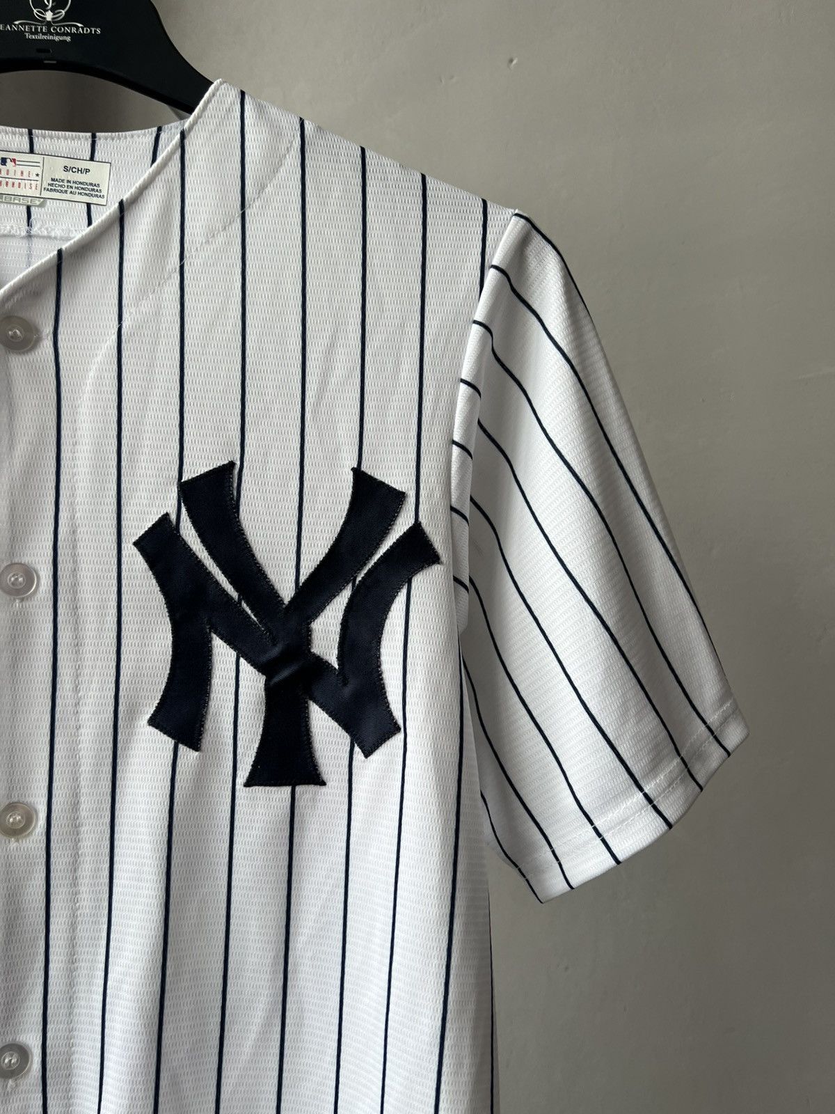 Majestic NY NEW YORK YANKEES #99 AARON JUDGE MLB BASEBALL JERSEYSHIRT Size US S / EU 44-46 / 1 - 5 Thumbnail