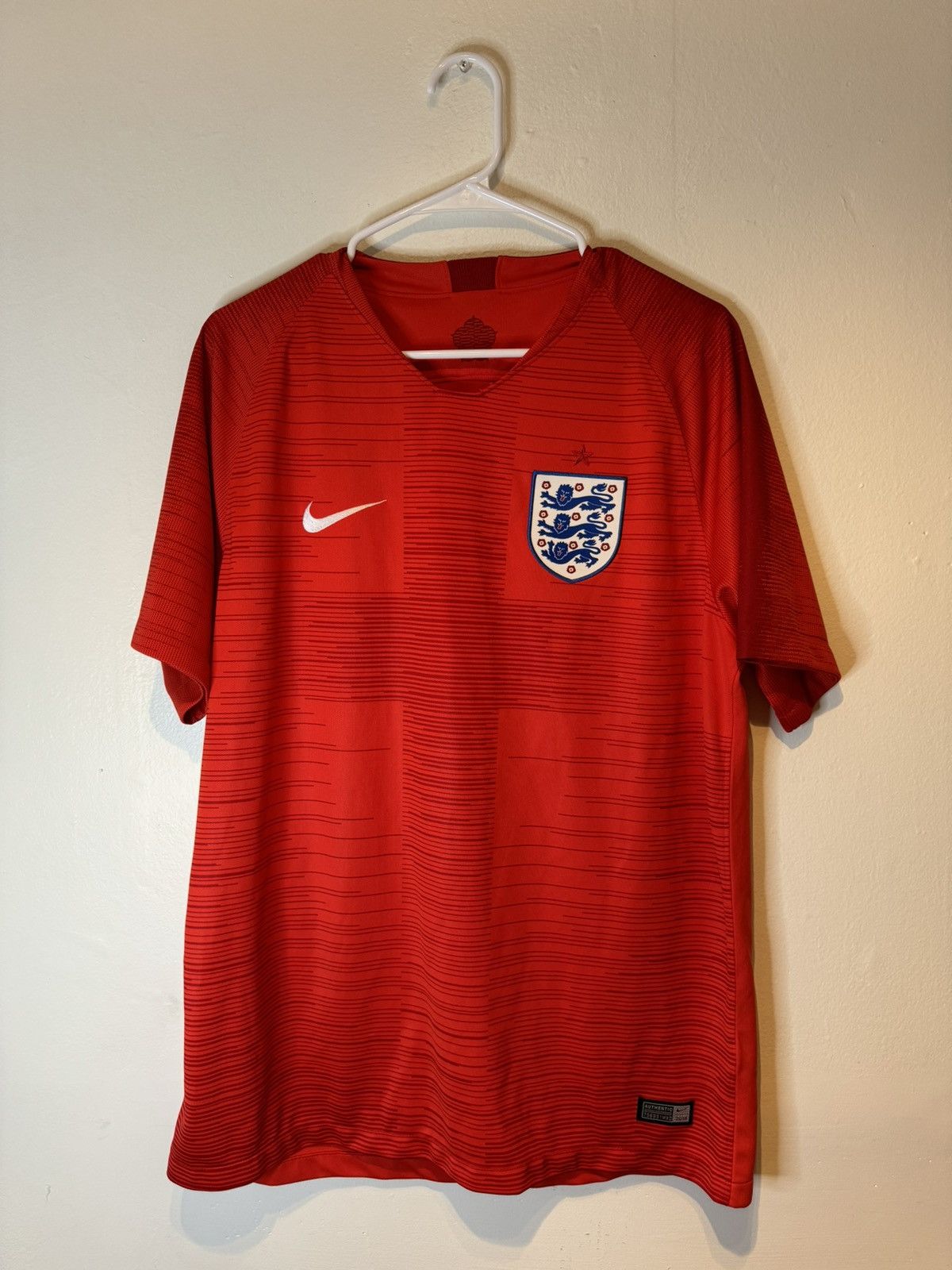 Nike ENGLAND 2018 2019 AWAY SHIRT SOCCER NIKE MENS JERSEY SIZE L Size US L / EU 52-54 / 3 - 1 Thumbnail