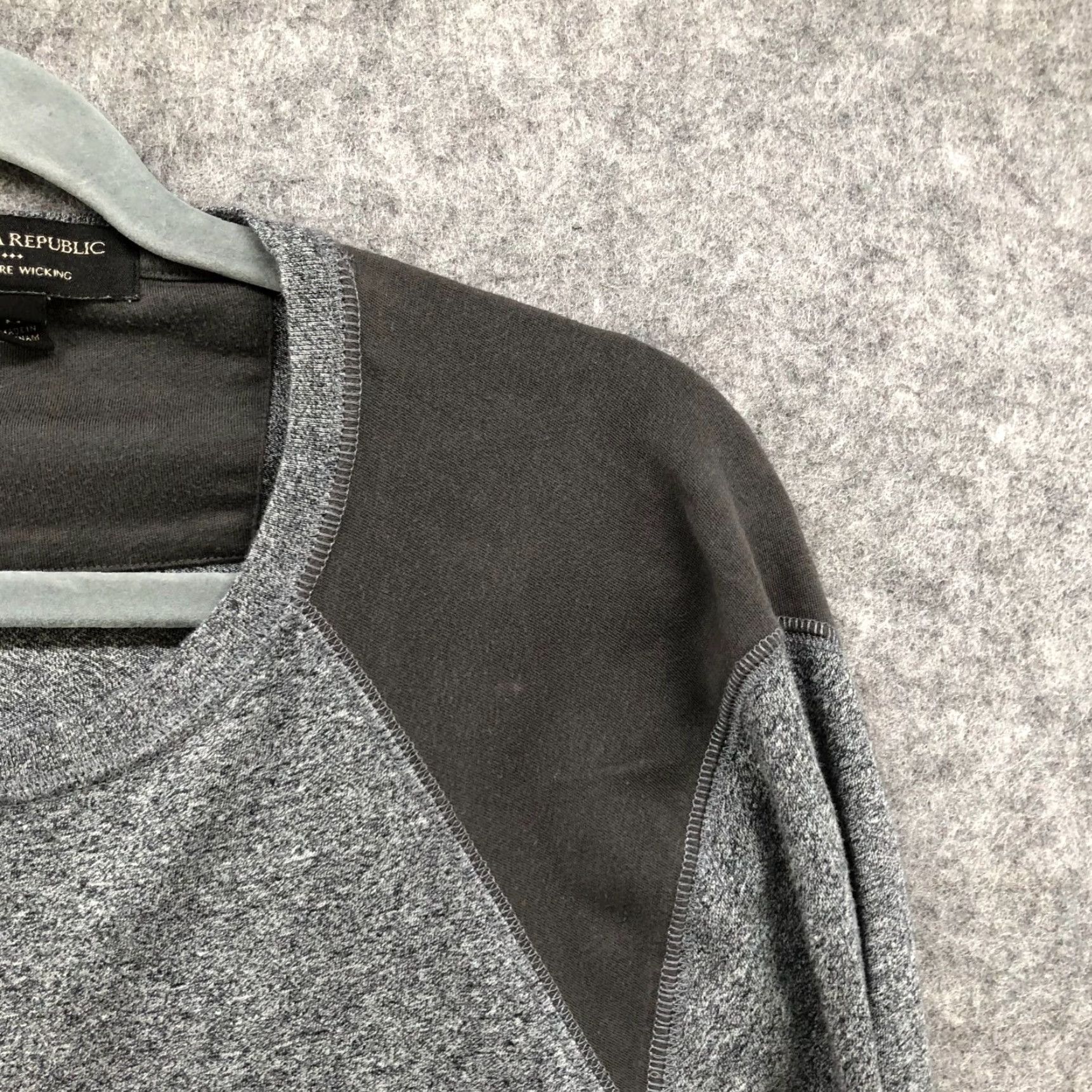 Banana Republic VINTAGE Banana Republic Mens Long Sleeve T Shirt Regular Fit Gray Moisture Wicking Crew Neck Active 90s Size US M / EU 48-50 / 2 - 7 Thumbnail