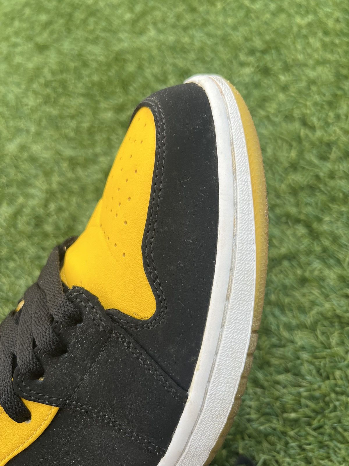 Jordan Brand Jordan 1 Mid “New Love” 2017 Size US 10.5 / EU 43-44 - 9 Thumbnail