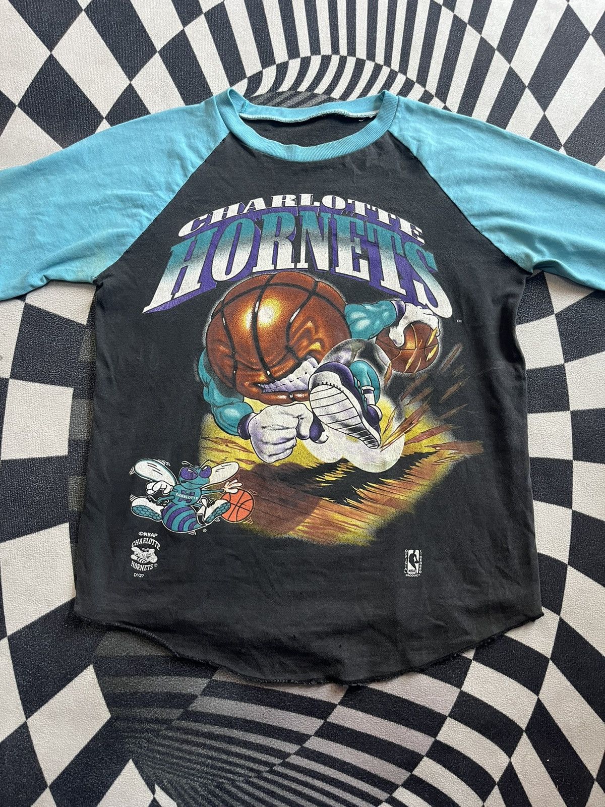 NBA Vintage CHARLOTTE HORNETS NBA 90’s Artwork Tshirt Size US M / EU 48-50 / 2 - 3 Thumbnail