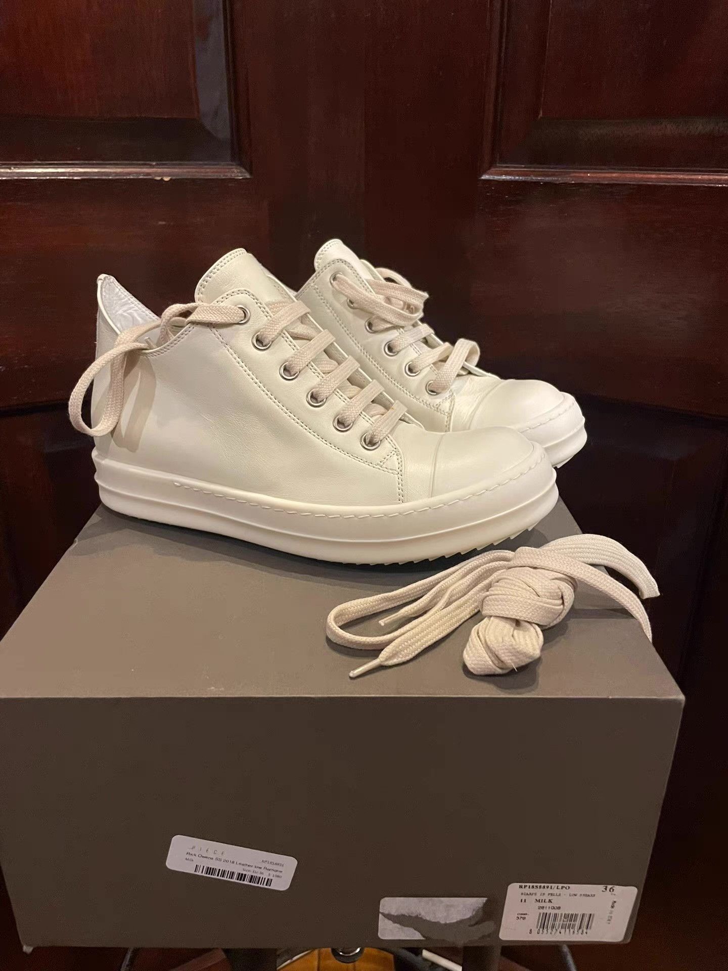 Rick Owens Rick Owens 18SS Women's White Low-top Calfskin Big Ｑ25 Size US 6 / IT 36 - 7 Thumbnail
