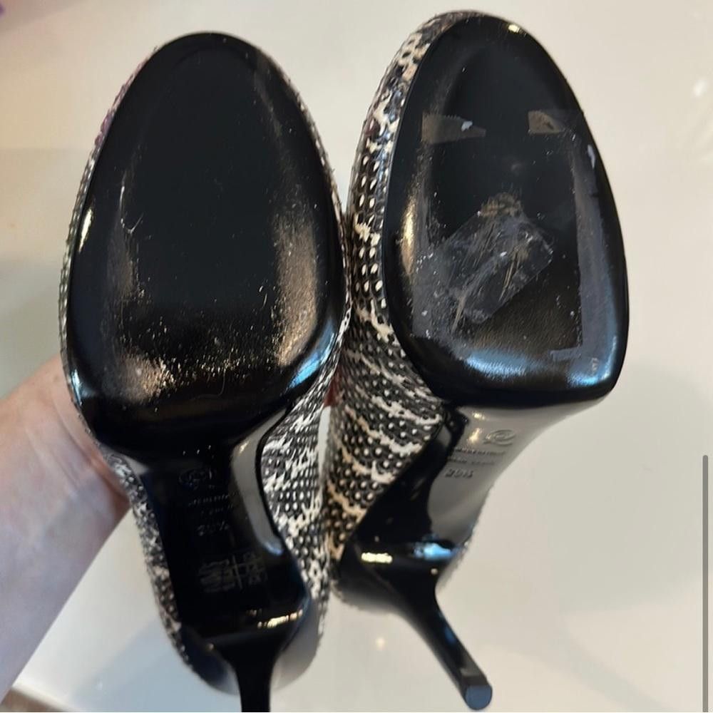 Alexander McQueen Alexander McQueen Black White Snakeskin Round Toe Heels 39.5 Size US 8.5 / IT 38.5 - 5 Thumbnail