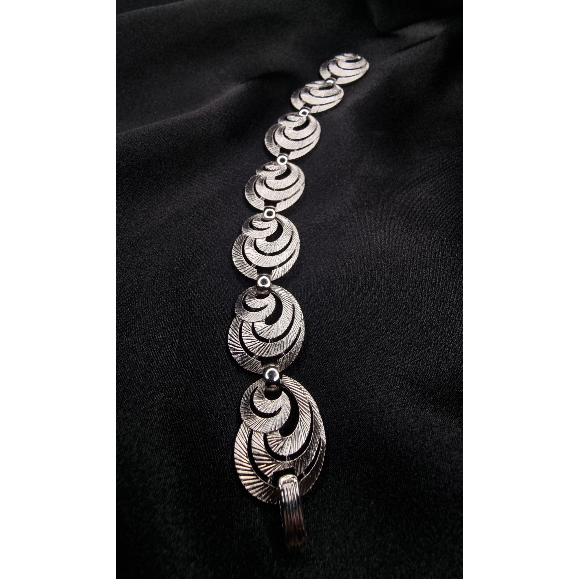 Vintage Rare Find Vintage TRIFARI Signed 1960s Silver-Tone Swirl Lin Size ONE SIZE - 2 Thumbnail