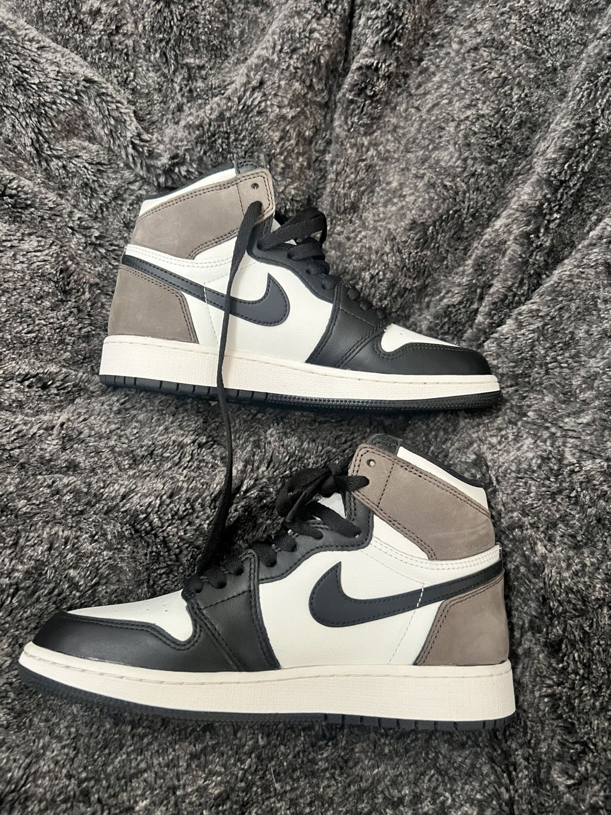 Nike Jordan 1 Dark Mocha (GS) Size US 5 / EU 37 - 2 Thumbnail