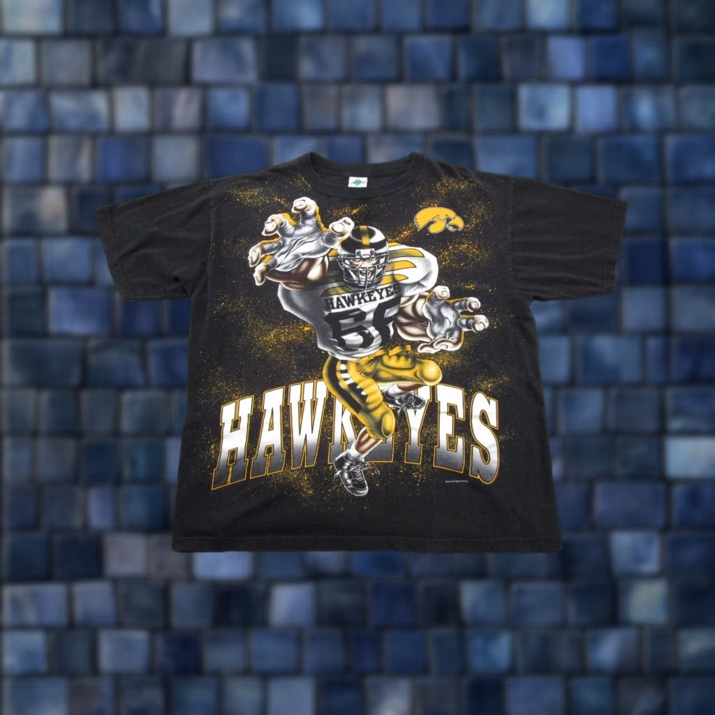 Gloverall VINTAGE Tour Champ Hawkeyes AOP All Over Print Shirt 2XL Mens Black Short Sleeve Crew Neck 90s Iowa University Size US XXL / EU 58 / 5 - 1 Thumbnail