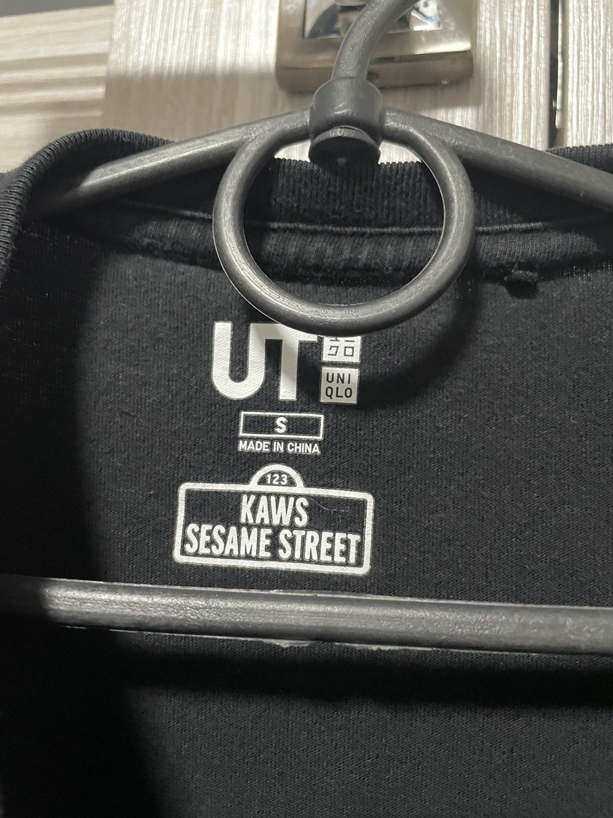 Kaws × Uniqlo Kaws x Uniqlo Sesame Street Elmo Pocket Tee Black Size US S / EU 44-46 / 1 - 8 Thumbnail