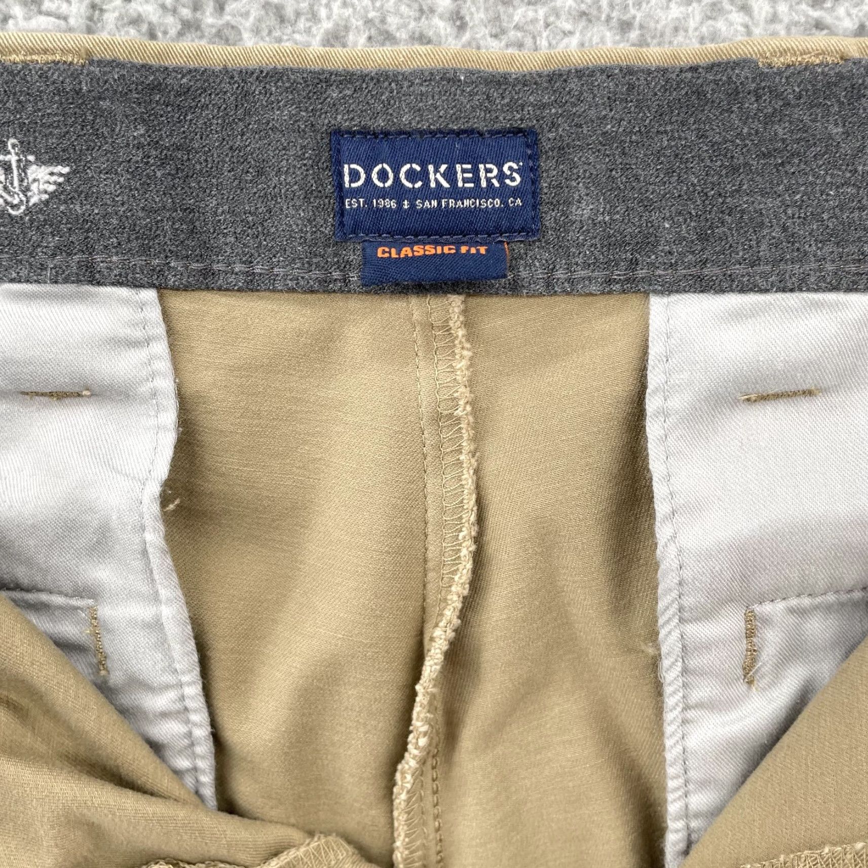 Dockers DOCKERS Pants Mens Khaki Classic Fit 37x30 Minimalist Workwear A Casual Outdoor 90s Style Baggy Utility Jeans Beiges Womens Men? Size US 37 - 7 Thumbnail