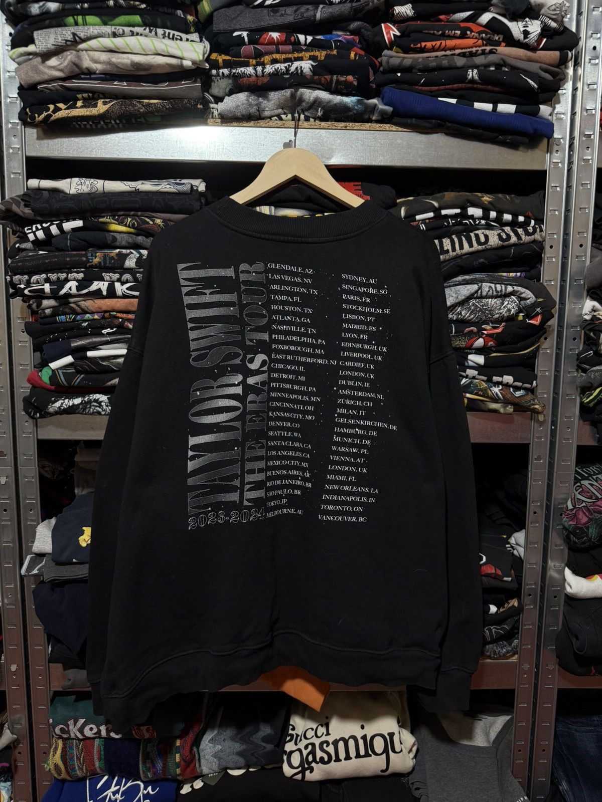 Band Tees TAYLOR SWIFT THE ERAS TOUR 2023 2024 SWEATSHIRT Y2K SIZE 4XL Size US XXL / EU 58 / 5 - 2 Thumbnail