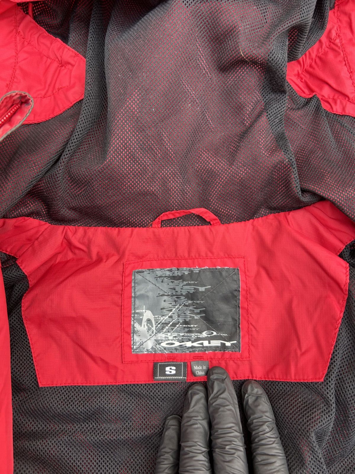 Oakley Oakley Vintage red Hooded Windbreaker Jacket with big Logo Size US S / EU 44-46 / 1 - 7 Thumbnail