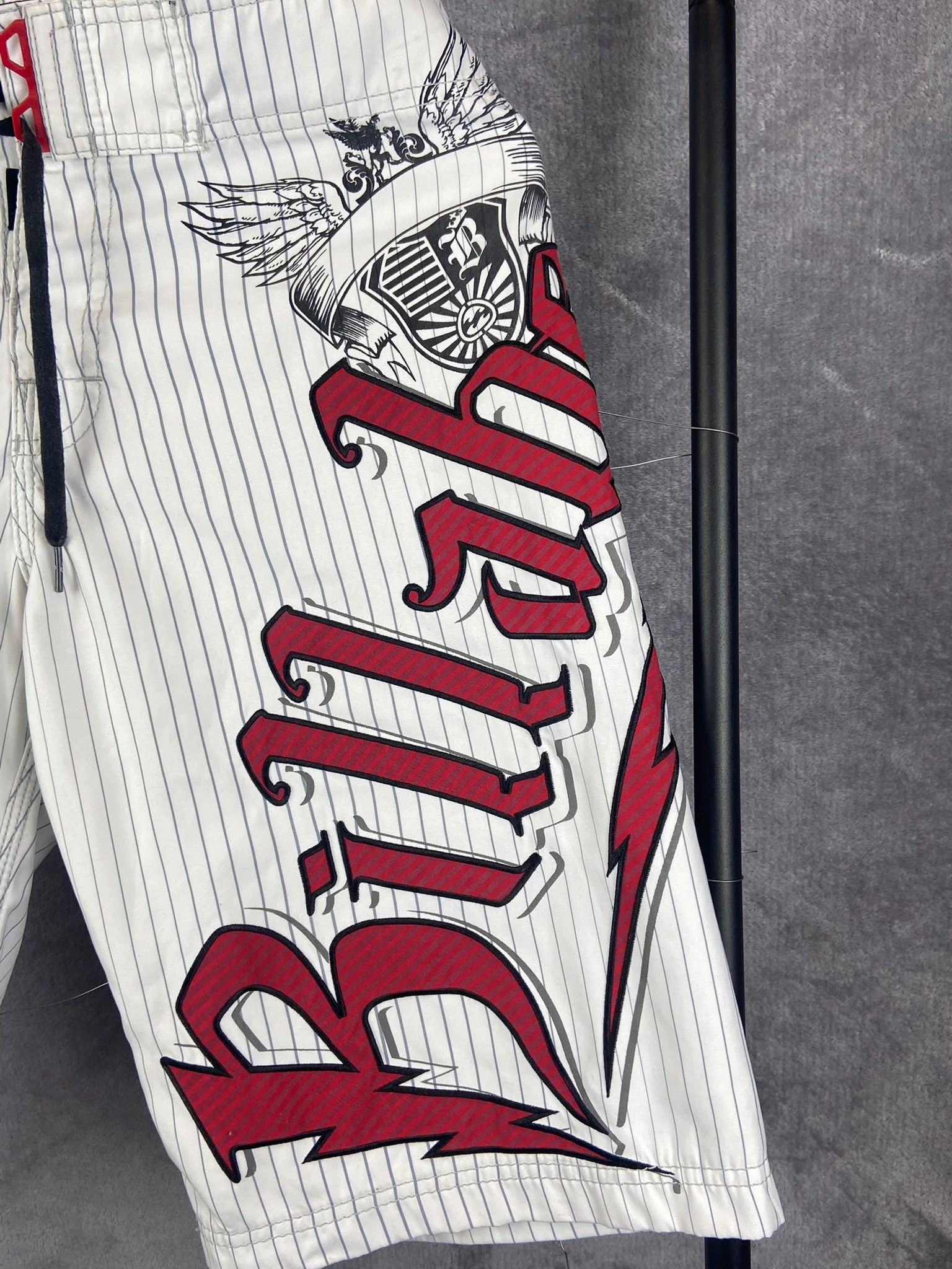 Billabong Billabong White Pinstripe Shorts M Spellout Logo Size US 28 / EU 44 - 2 Thumbnail