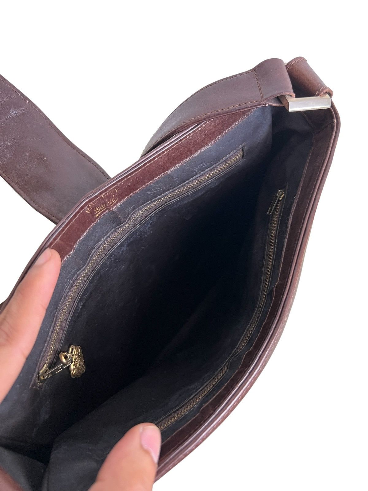 Genuine Leather × Gucci Vintage 1980s Gucci GG Crossbody Leather Sling Bag Size ONE SIZE - 7 Thumbnail
