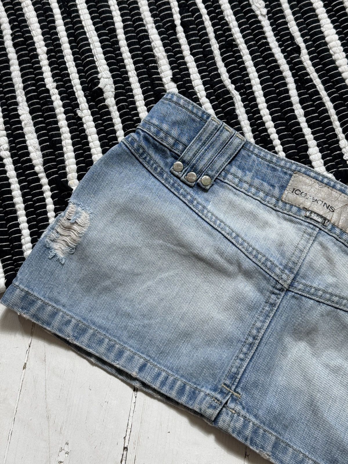 Iceberg VINTAGE ICEBERG 2000s MINI DENIM SKIRT Size 28" / US 6 / IT 42 - 9 Thumbnail