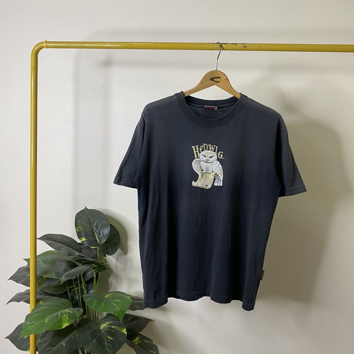 Vintage Vintage 2000s Harry Potter Movie Hedwig Faded Black T Shirt Size US L / EU 52-54 / 3 - 1 Thumbnail