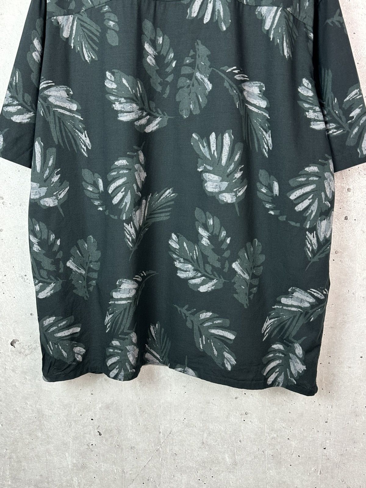 Uniqlo Uniqlo Tropical Leaves Dark Green Short Sleeve Shirt Size US S / EU 44-46 / 1 - 8 Thumbnail