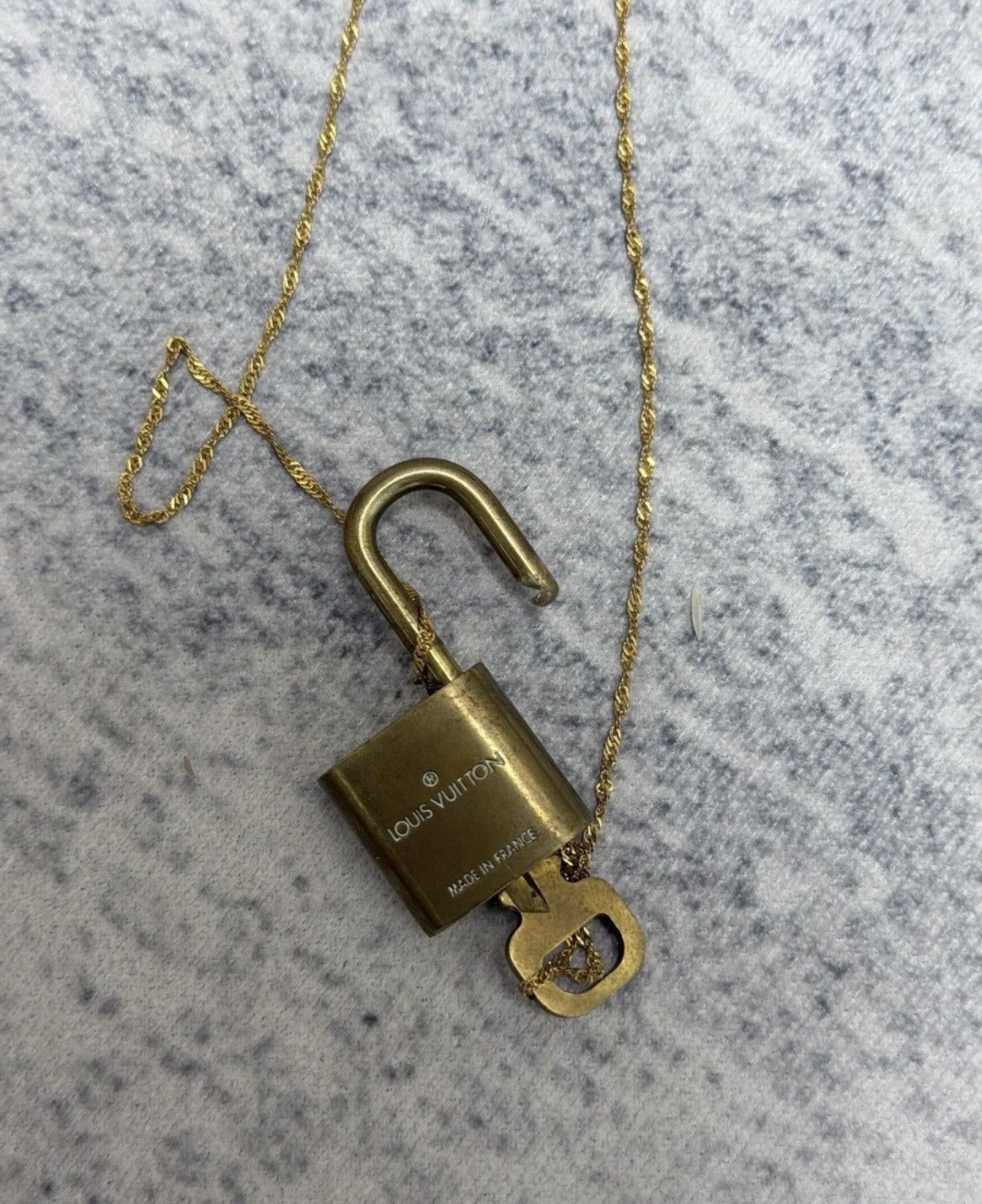 Louis Vuitton Louis Vuitton LV Padlock Necklace Size ONE SIZE - 2 Thumbnail