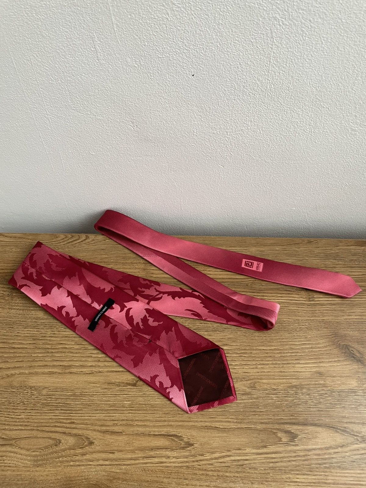 Versace RARE VERSACE Classic Red Silk Tie Printed Logo Abstract Size ONE SIZE - 2 Thumbnail