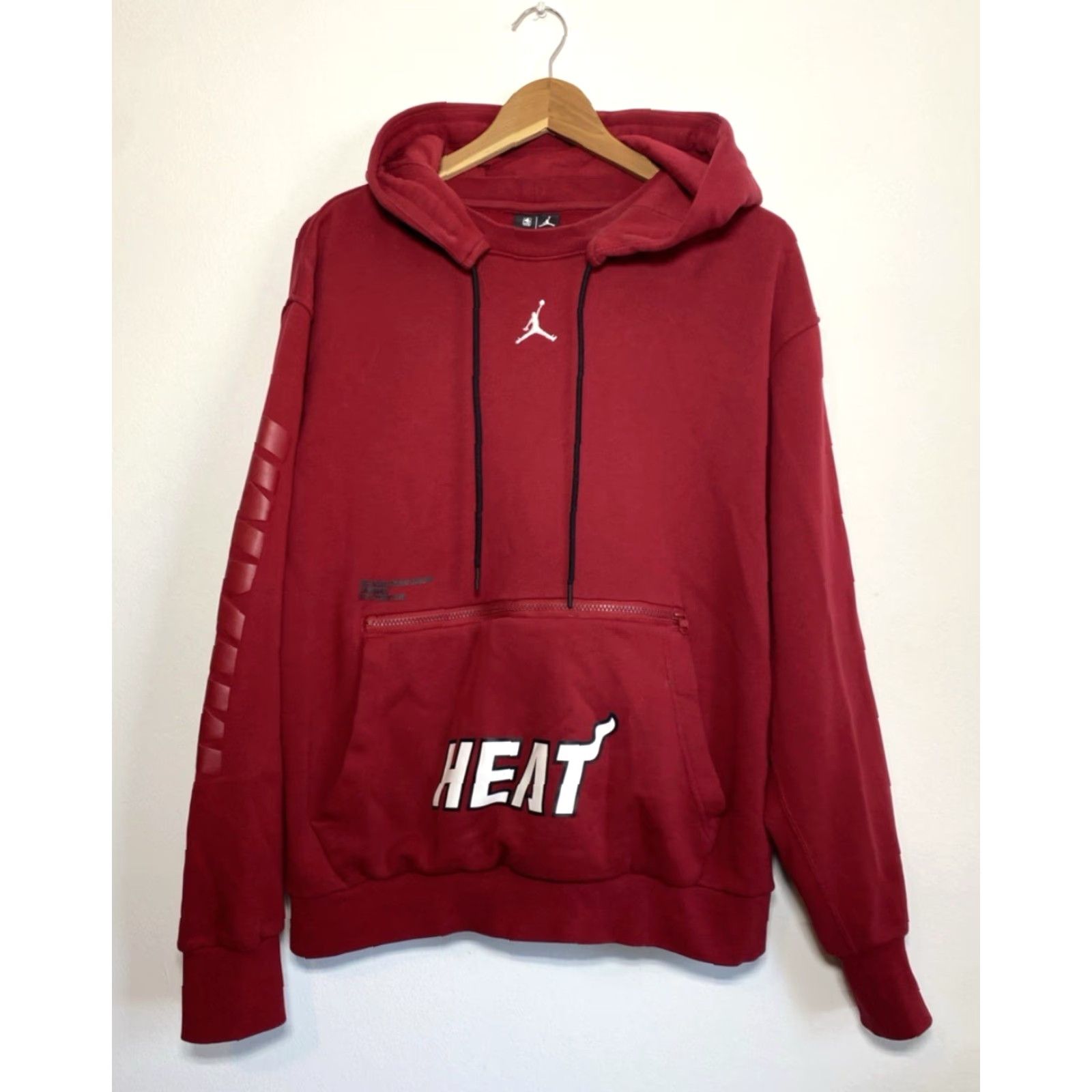 Jordan Brand Nike Jordan Men's Miami Heat Statement Courtside Hoodie DR7003-608 Sz L Red Logo Pullover Hoodie Mens Sports Front Pockets 90s Size US L / EU 52-54 / 3 - 3 Thumbnail