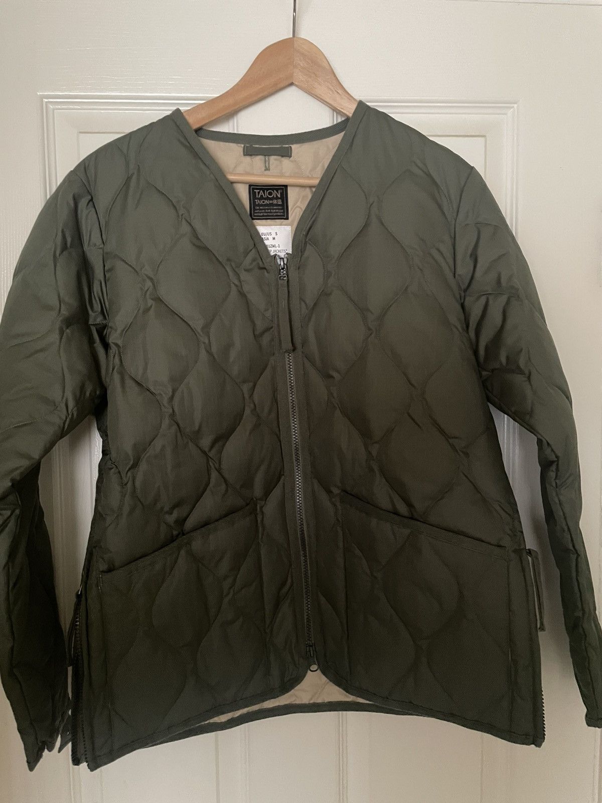 TAION Taion Military Zip V Neck Down Jacket Olive Size US S / EU 44-46 / 1 - 1 Thumbnail