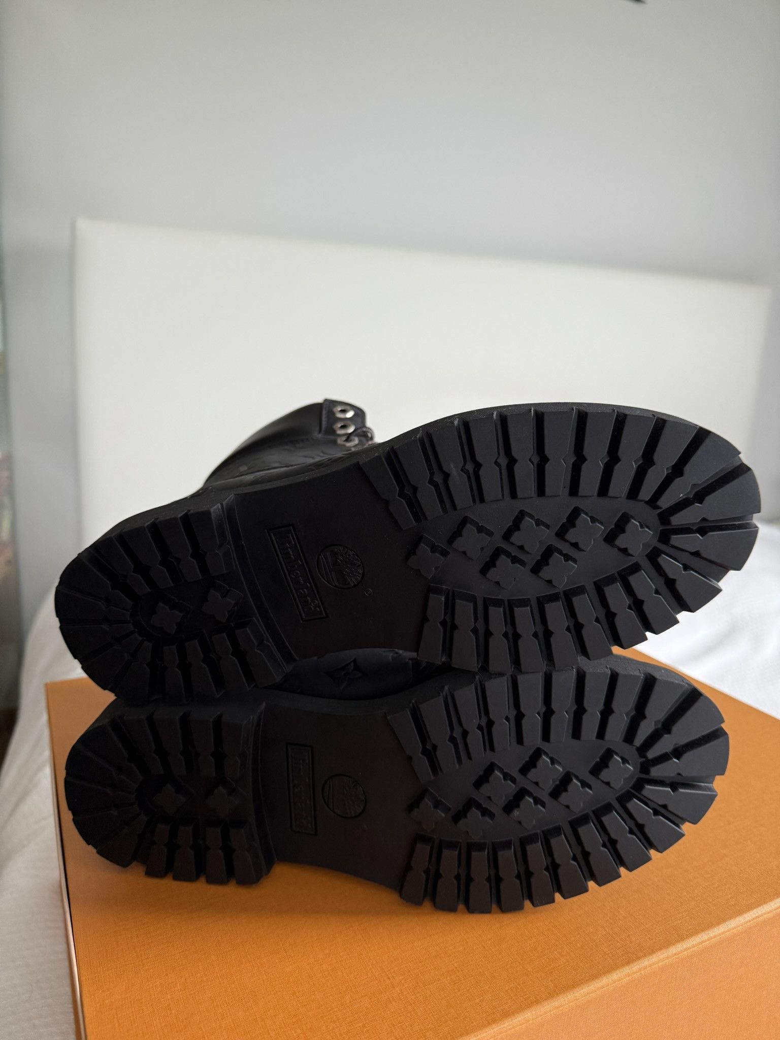 Louis Vuitton × Timberland Louis Vuitton Timberland 6" Ankle Boot Black Monogram Size US 10 / EU 43 - 6 Thumbnail