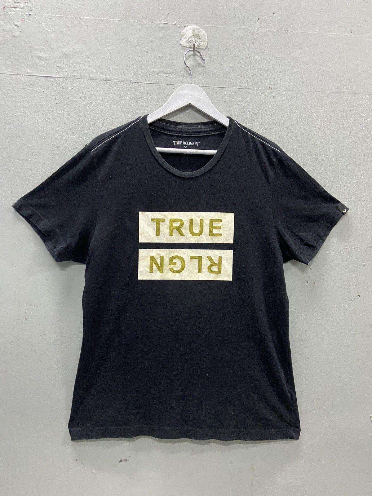 TRUE RELIGION SPELLOUT TEE SHIRT