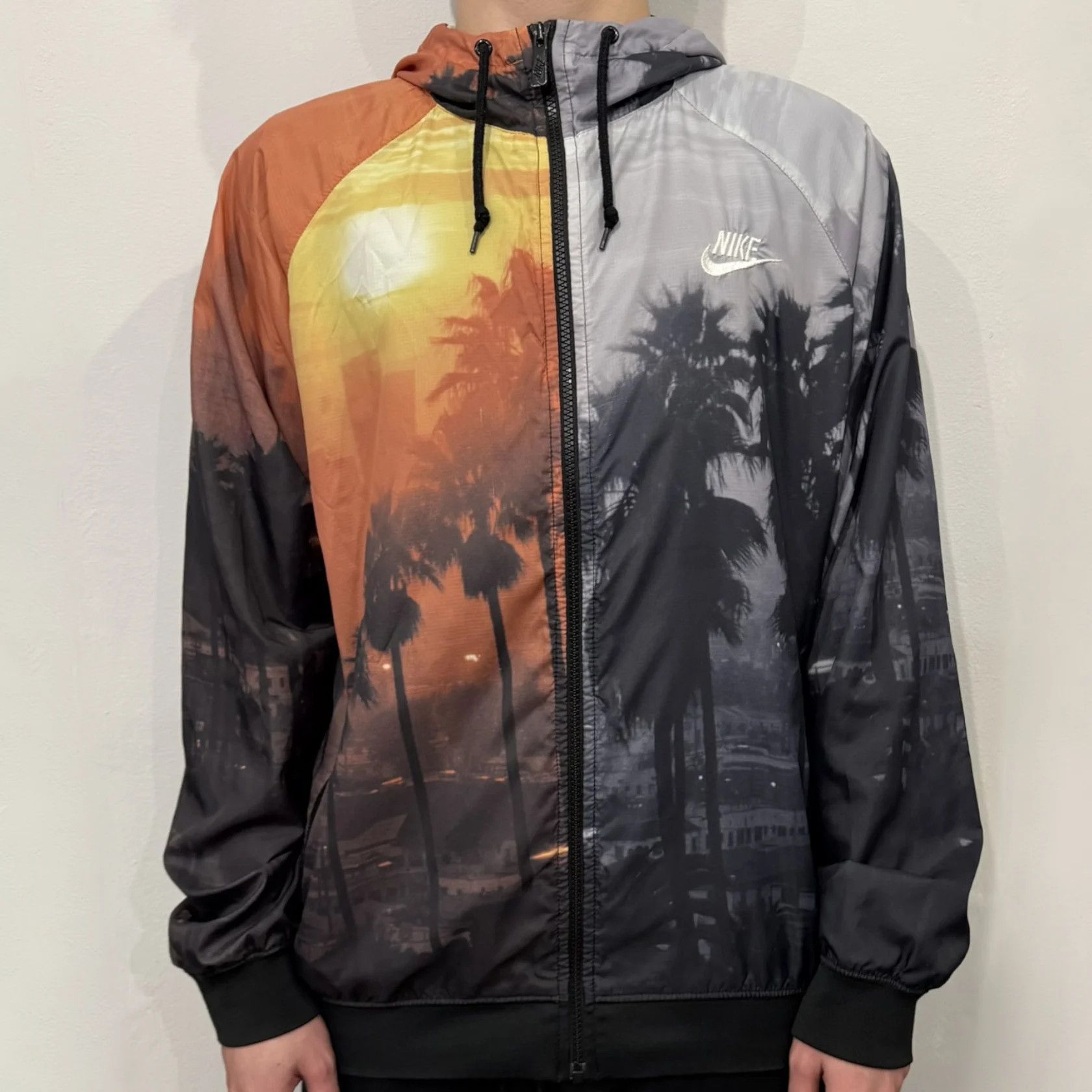 Nike Nike 'Beach Sunset' Split Windbreaker (Large) Size US L / EU 52-54 / 3 - 1 Thumbnail