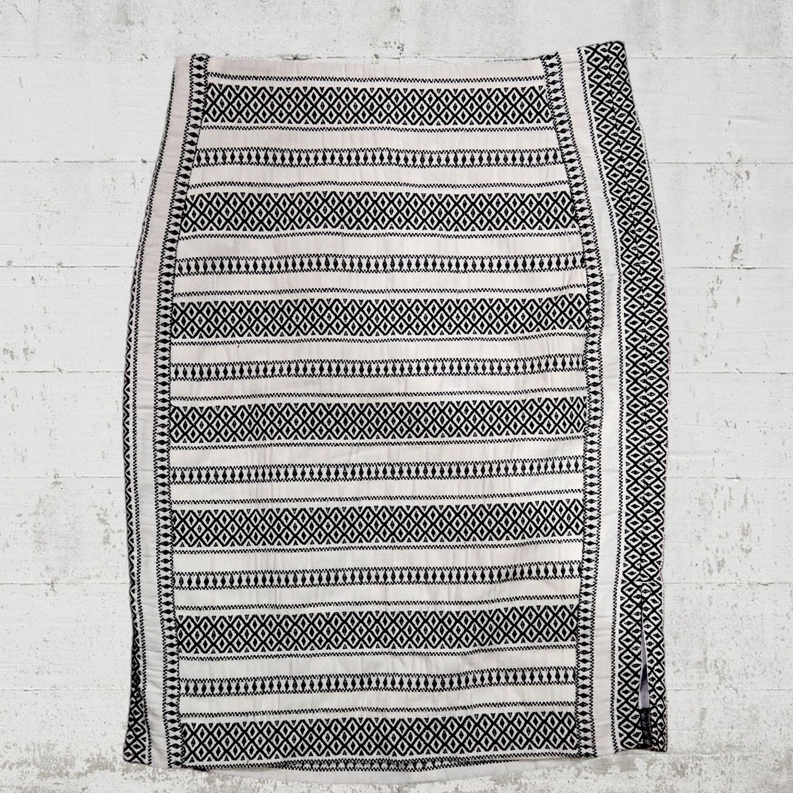 Loft LOFT White Black Aztec Bodycon Skirt Size 4 Size 27" / US 4 / IT 40 - 9 Thumbnail