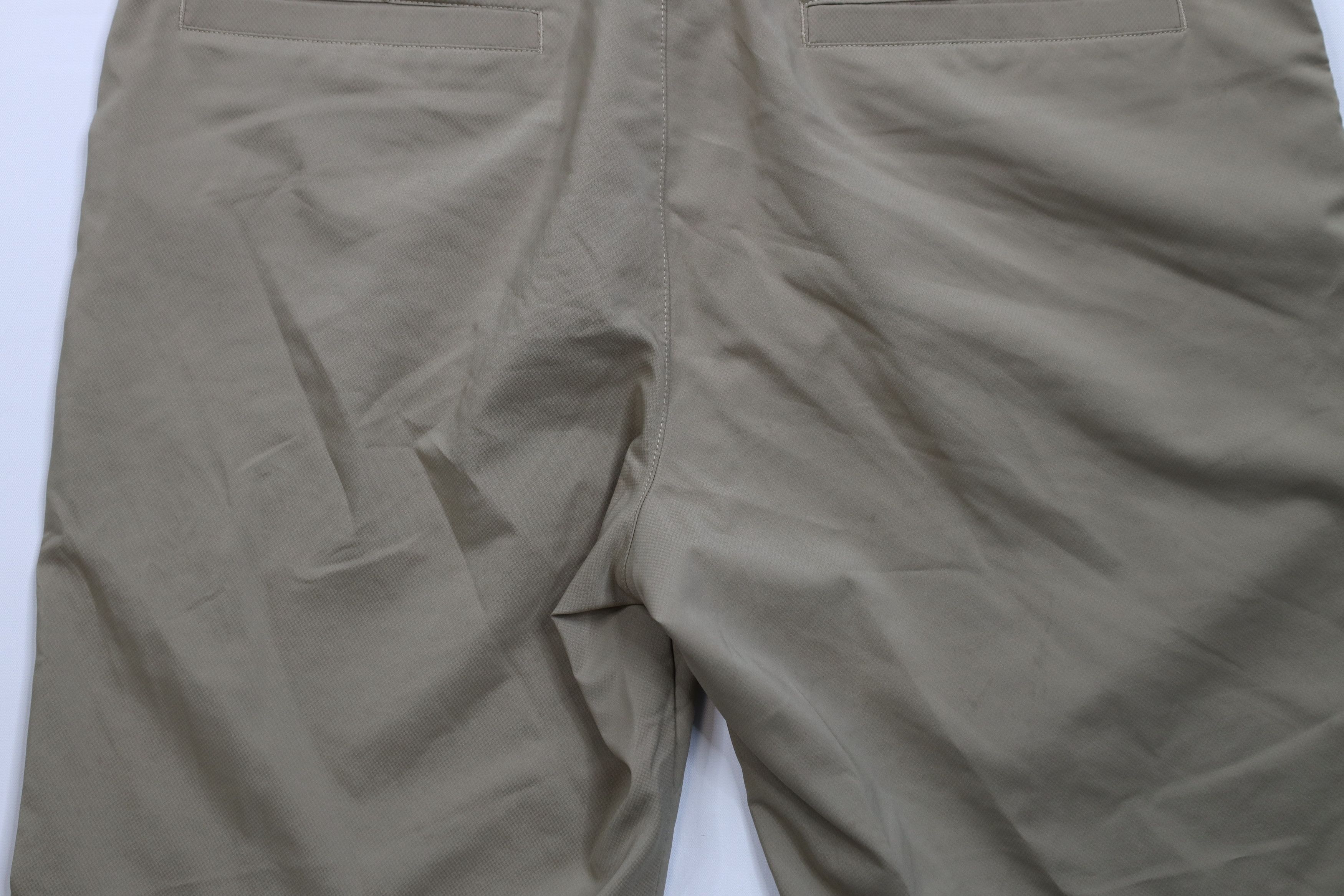 Under Armour × Vintage Under Armour Loose HeatGear Golfing Golf Chino Shorts Beige Size US 36 / EU 52 - 12 Thumbnail