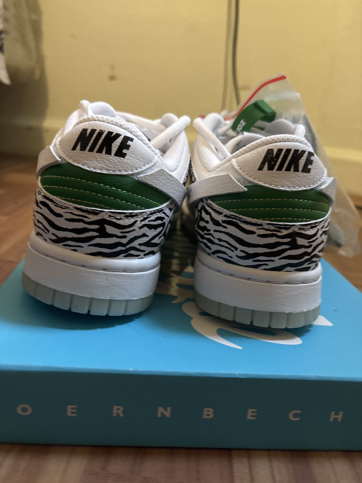 Nike Dorenbecher Zoe Dunk Low Size US 6 / EU 39 - 11 Thumbnail