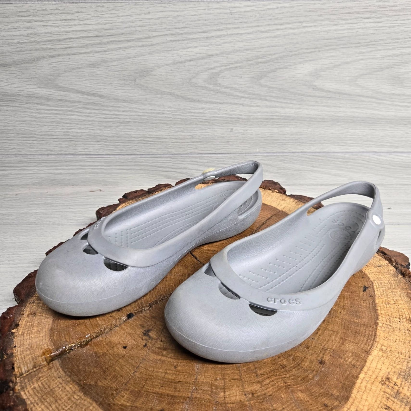 Crocs Crocs Sandals Women Slip-On Size 8 Gray Solid Size US 8 / IT 38 - 2 Thumbnail