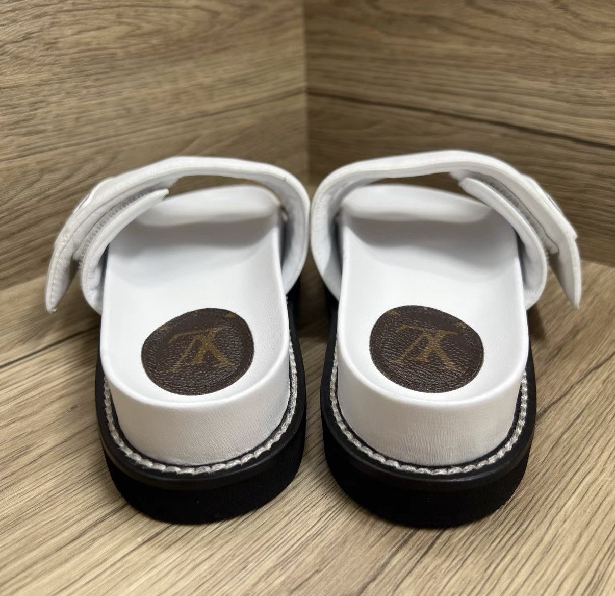 Louis Vuitton Louis Vuitton Sunset White & Black Logo Slippers J41 Size US 5 / IT 35 - 4 Thumbnail