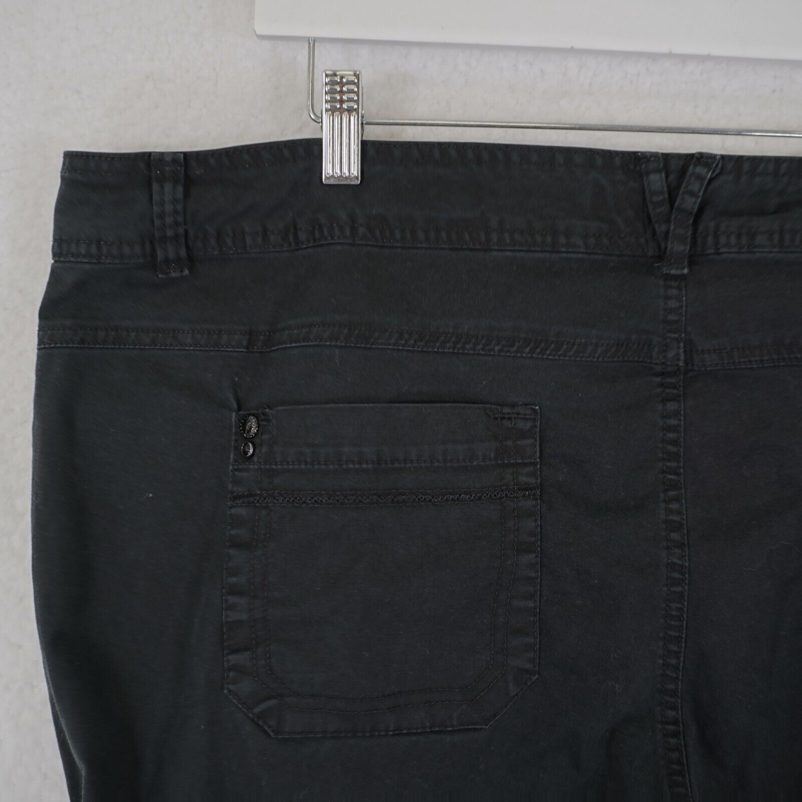 Gloria Vanderbilt Gloria Vanderbilt Black Capri Pants 20W Floral Embrodiery Hi Size 42" / US 20 - 8 Thumbnail