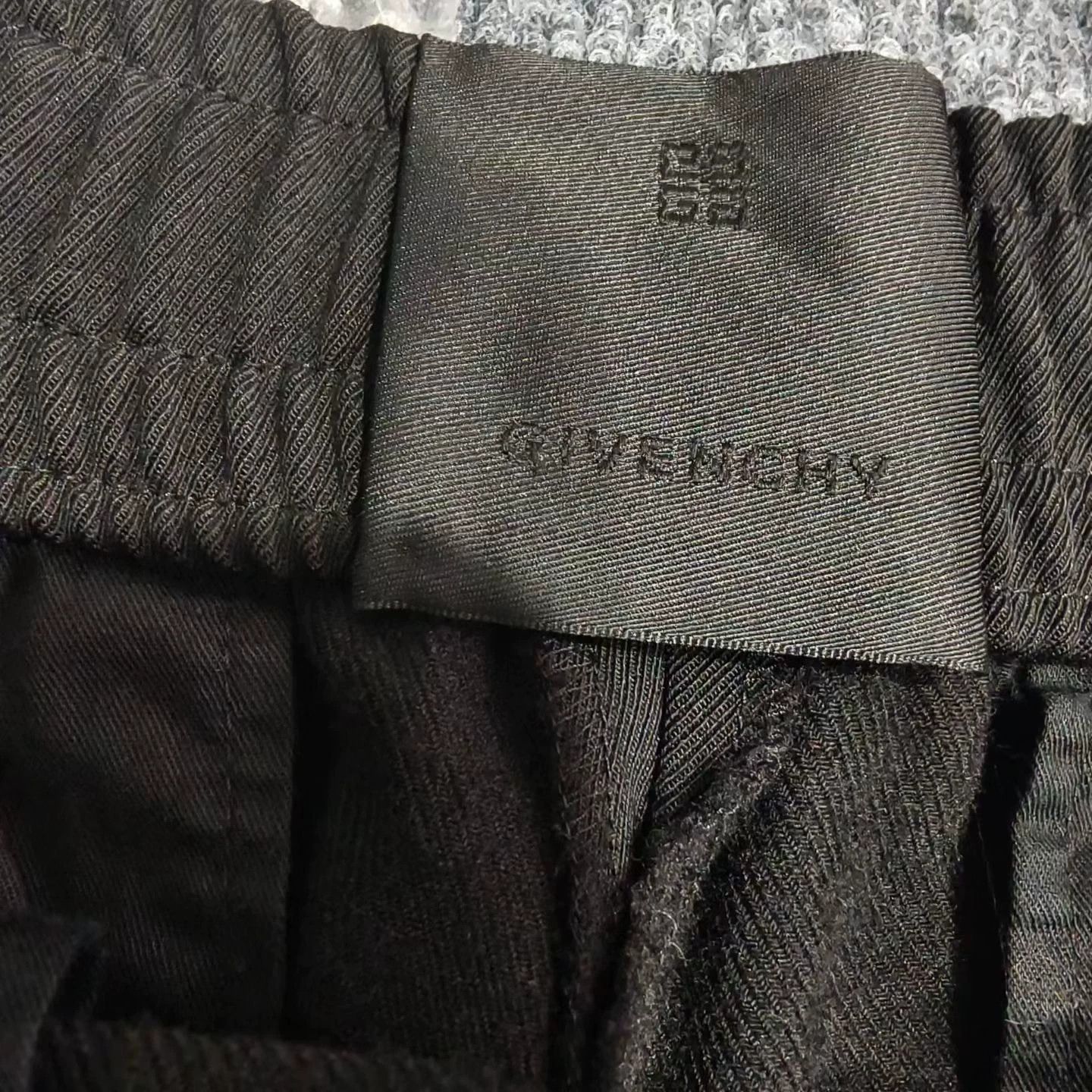 Givenchy Givenchy Solid Logo Buckle Elastic Waist Casual Shorts 48 Size US 32 / EU 48 - 4 Thumbnail