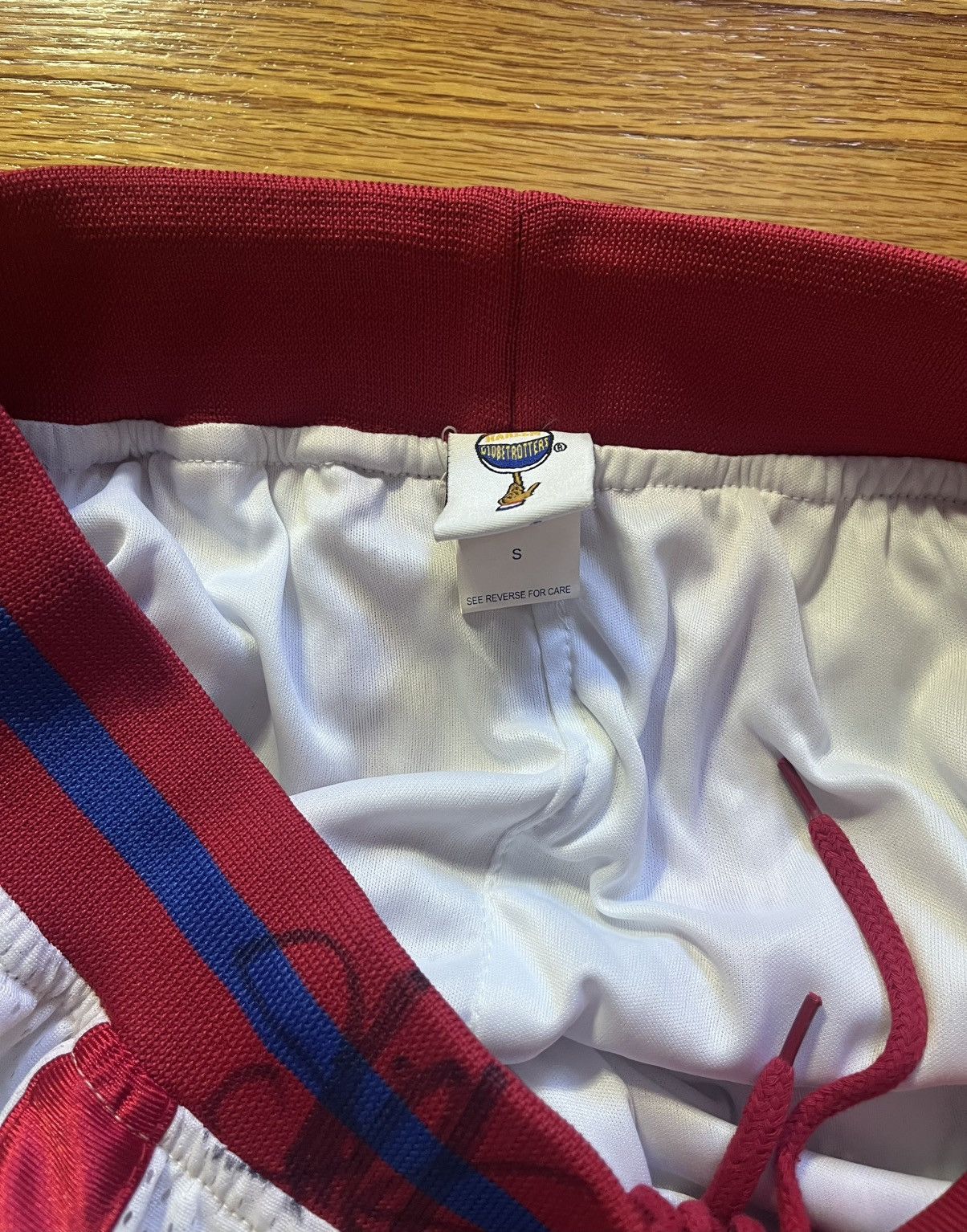 NBA Vintage Harlem Globetrotters Shorts Signed Size US 30 / EU 46 - 7 Thumbnail