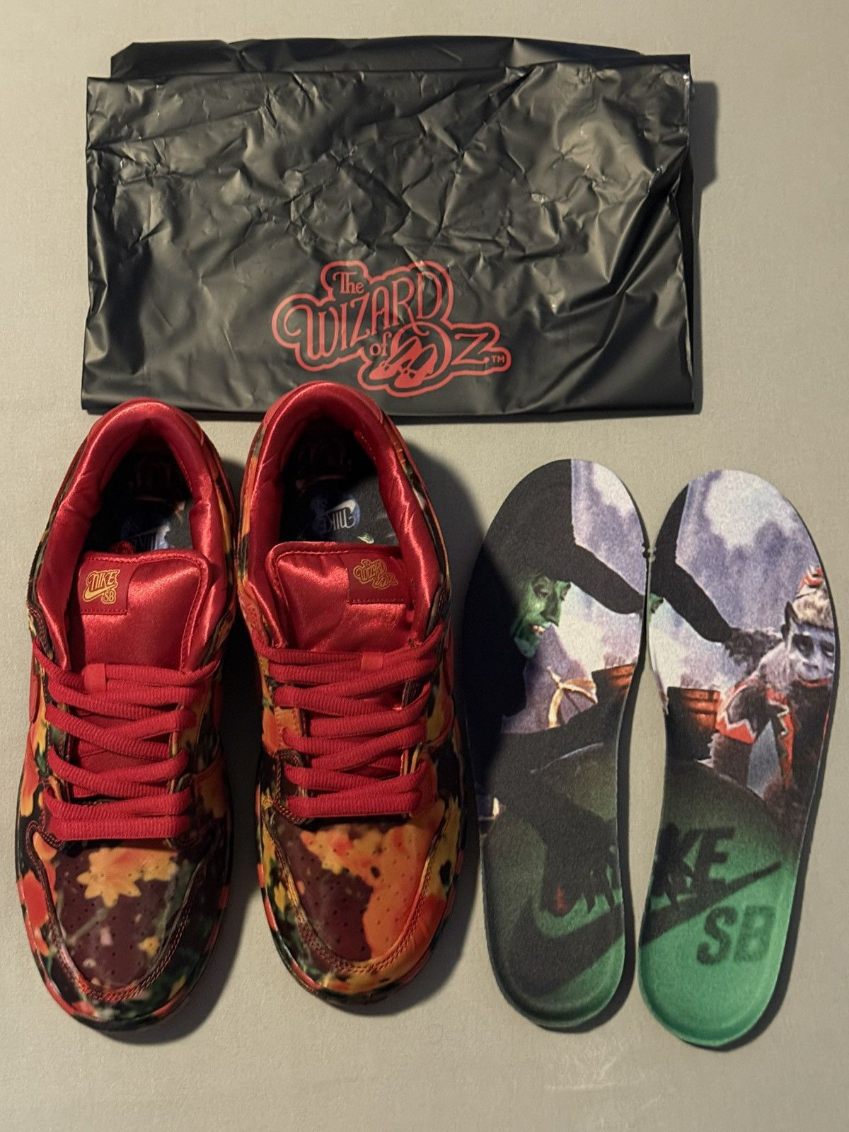 Nike SB Nike SB Dunk Low Pro Wizard Of Oz Poppy Field Brand New DS Size US 11 / EU 44 - 9 Thumbnail