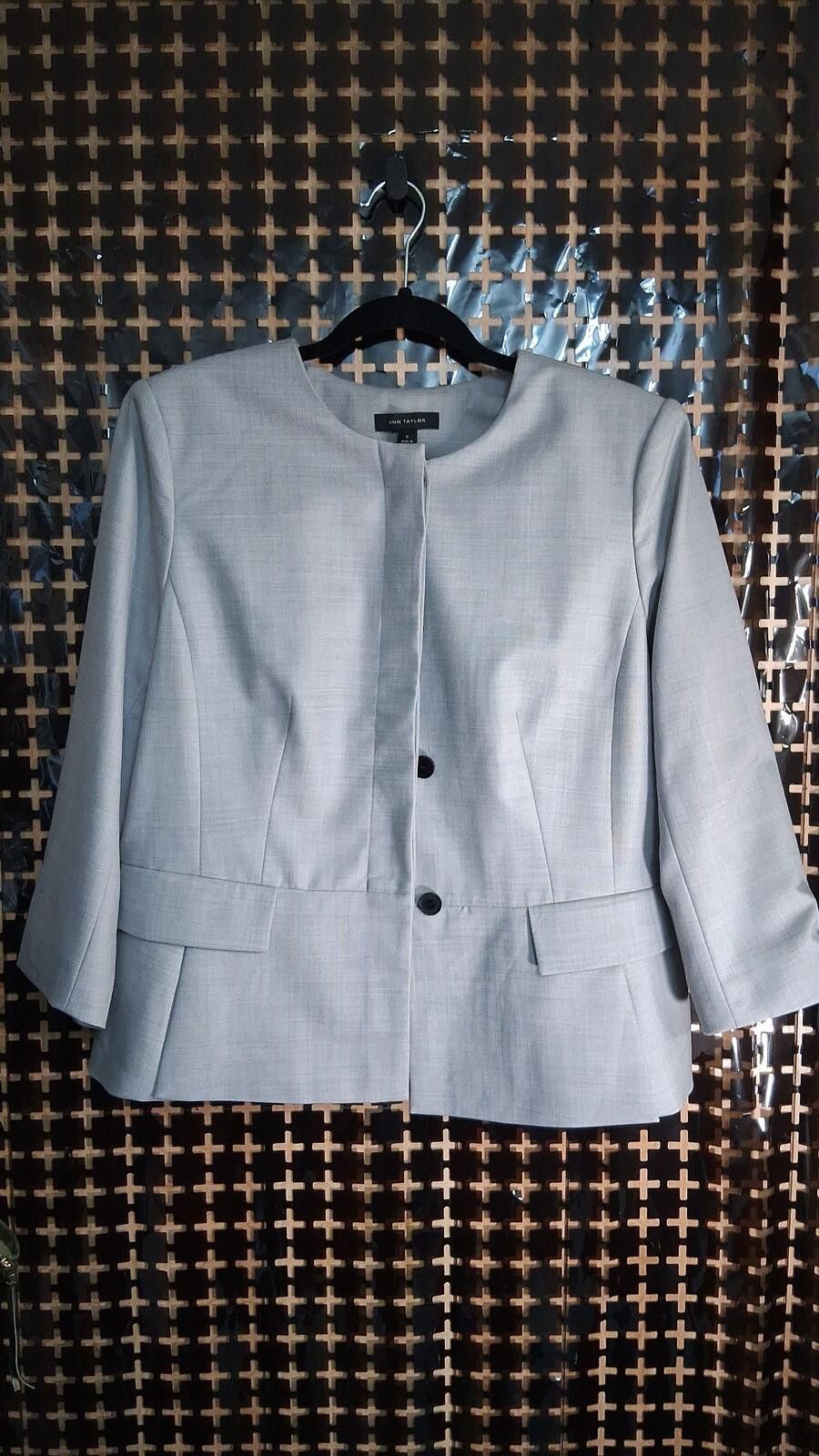 Ann Taylor Ann Taylor Light Gray Cropped Blazer Size 16 3/4 Sleeve Size ONE SIZE - 1 Thumbnail